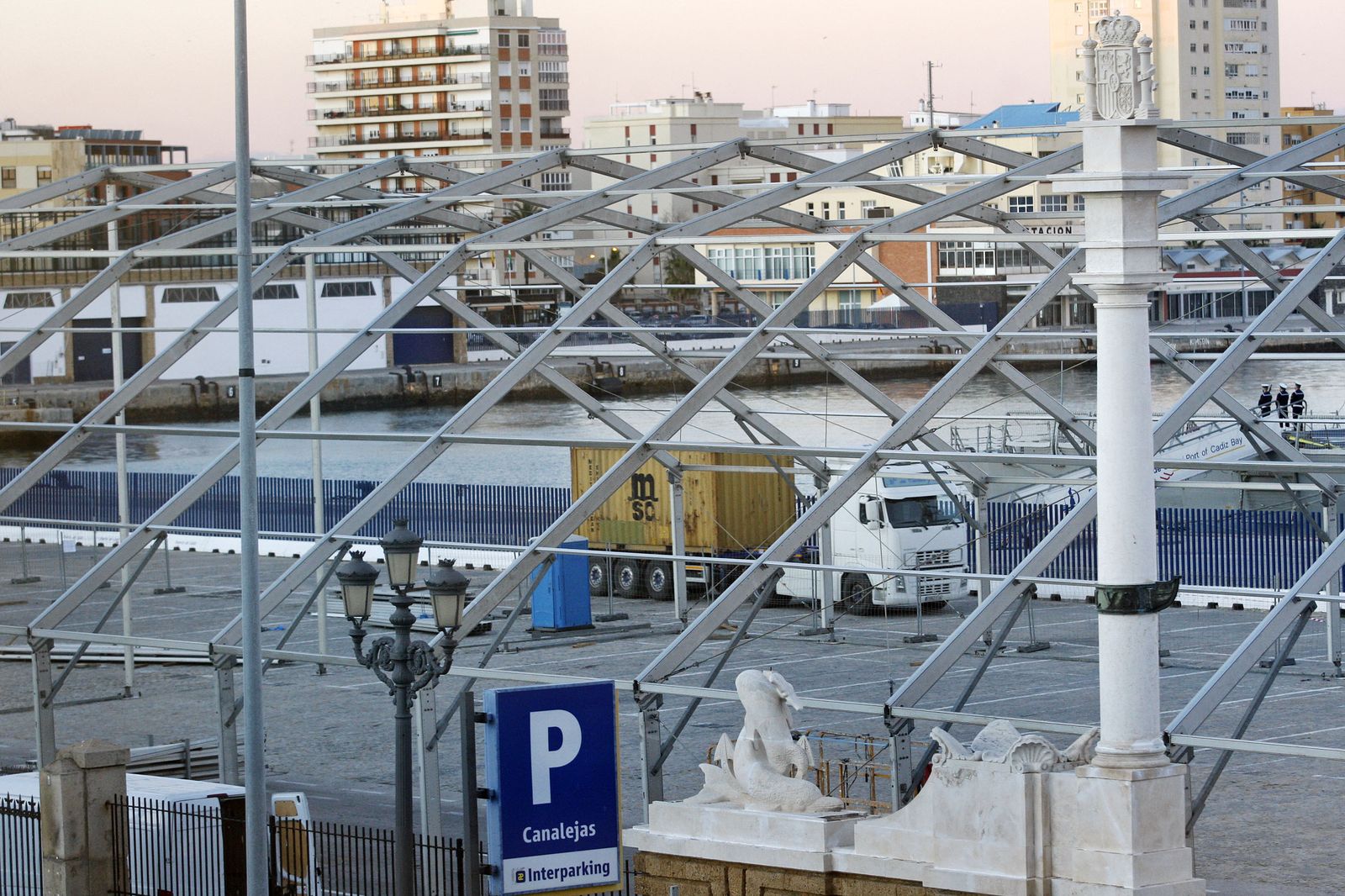 Imagen de ayer de la estructura de la carpa, que comenzó a levantarse por la mañana.