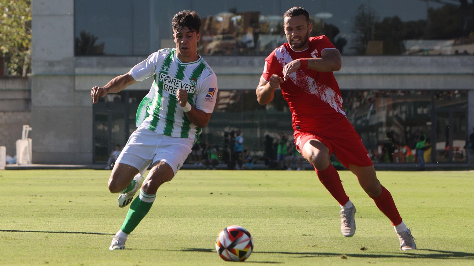 El bético Sorroche y el sevillista Ramón disputan la pelota en un lance de la primera vuelta.