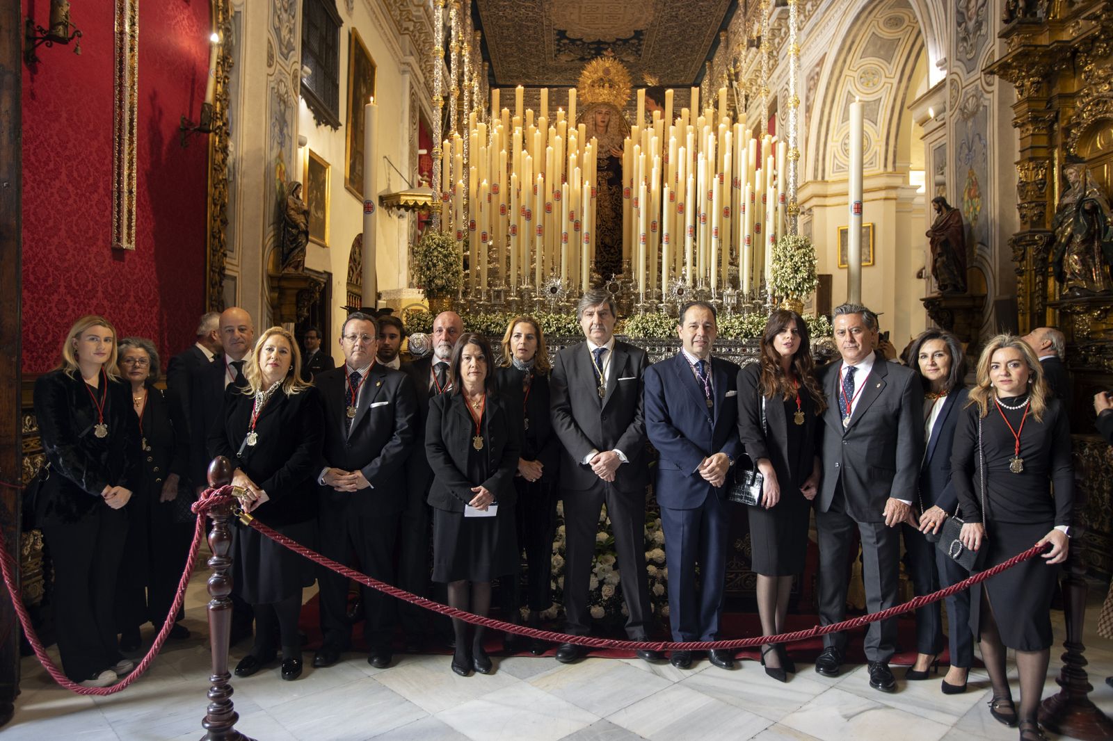 Óscar Fernández León entrega por primera vez el Bastón de Mando de la Corporación a la Hermandad del Silencio