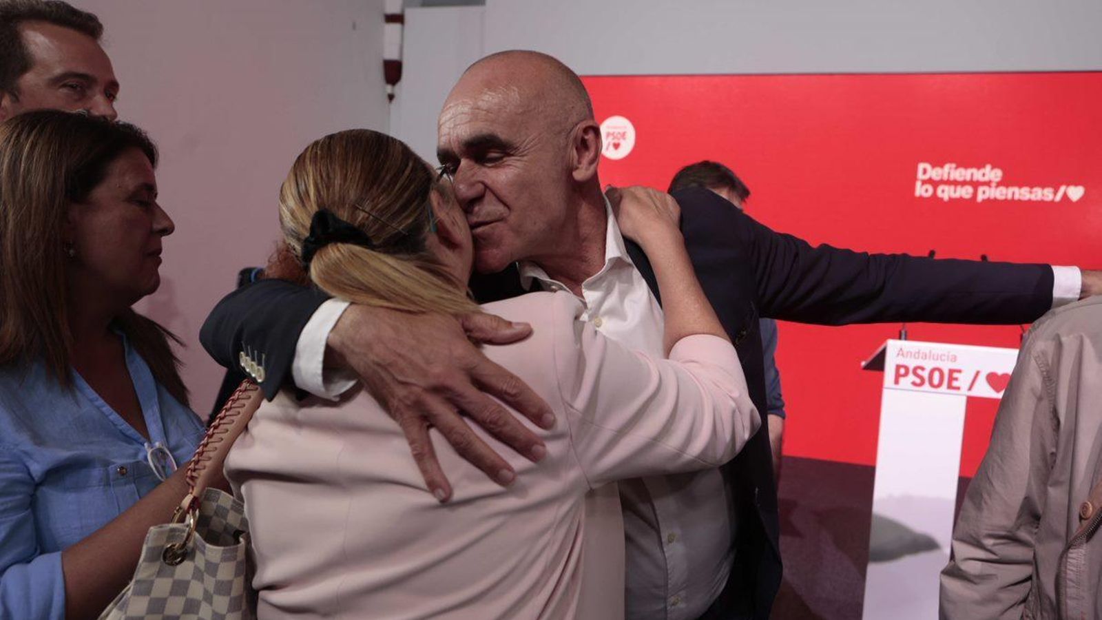 Antonio Muñoz saluda a una de sus colaboradoras.