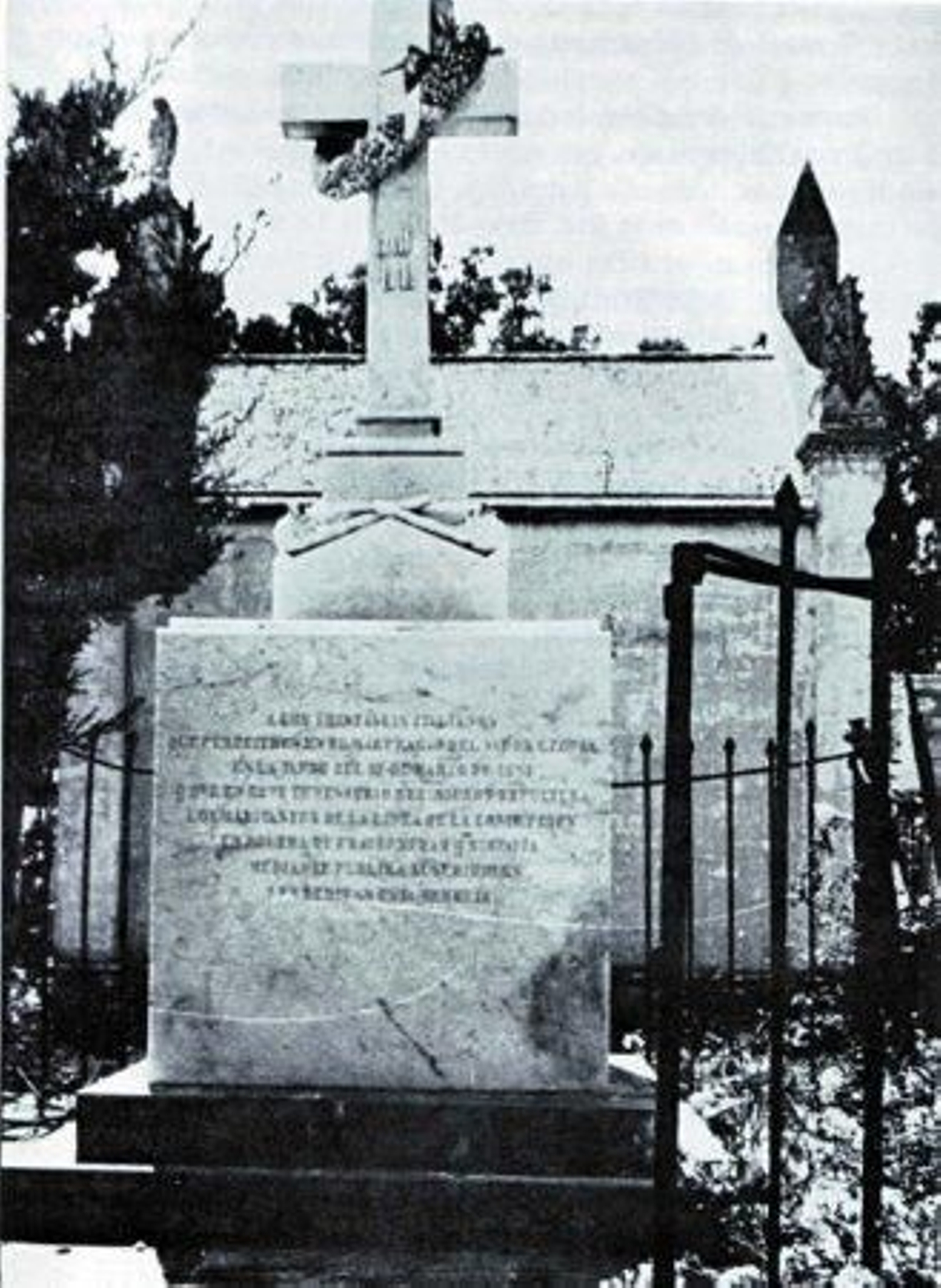 Mausoleo en honor a las víctimas del barco Utopía.