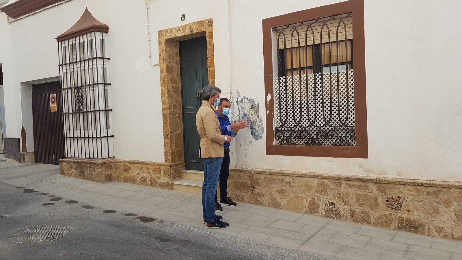 Fran Romero y Santiago Muñoz, ante la vivienda de Jorge Juan afectada por el suceso de enero.