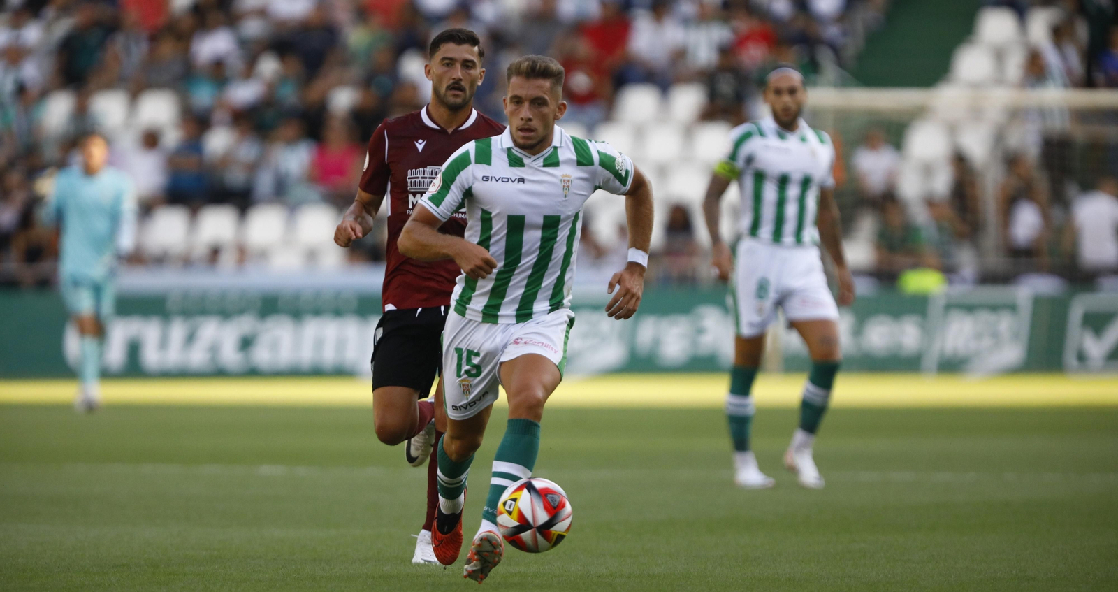 Isma Ruiz conduce el balón perseguido por Chuma durante el Córdoba CF - Mérida. Isma Ruiz conduce el balón perseguido por Chuma durante el Córdoba CF - Mérida.