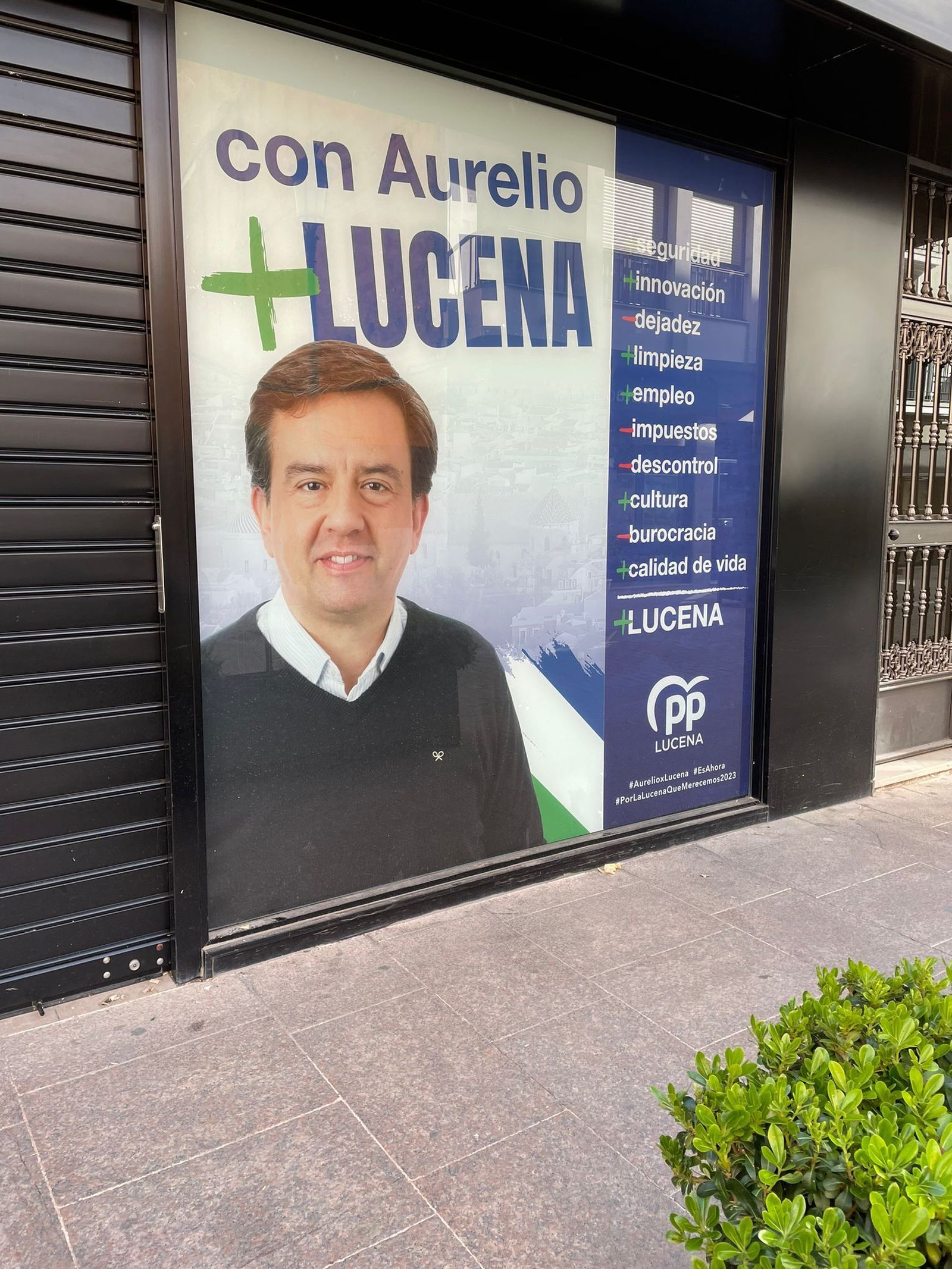 Uno de los carteles que debe ser retirado en Lucena.