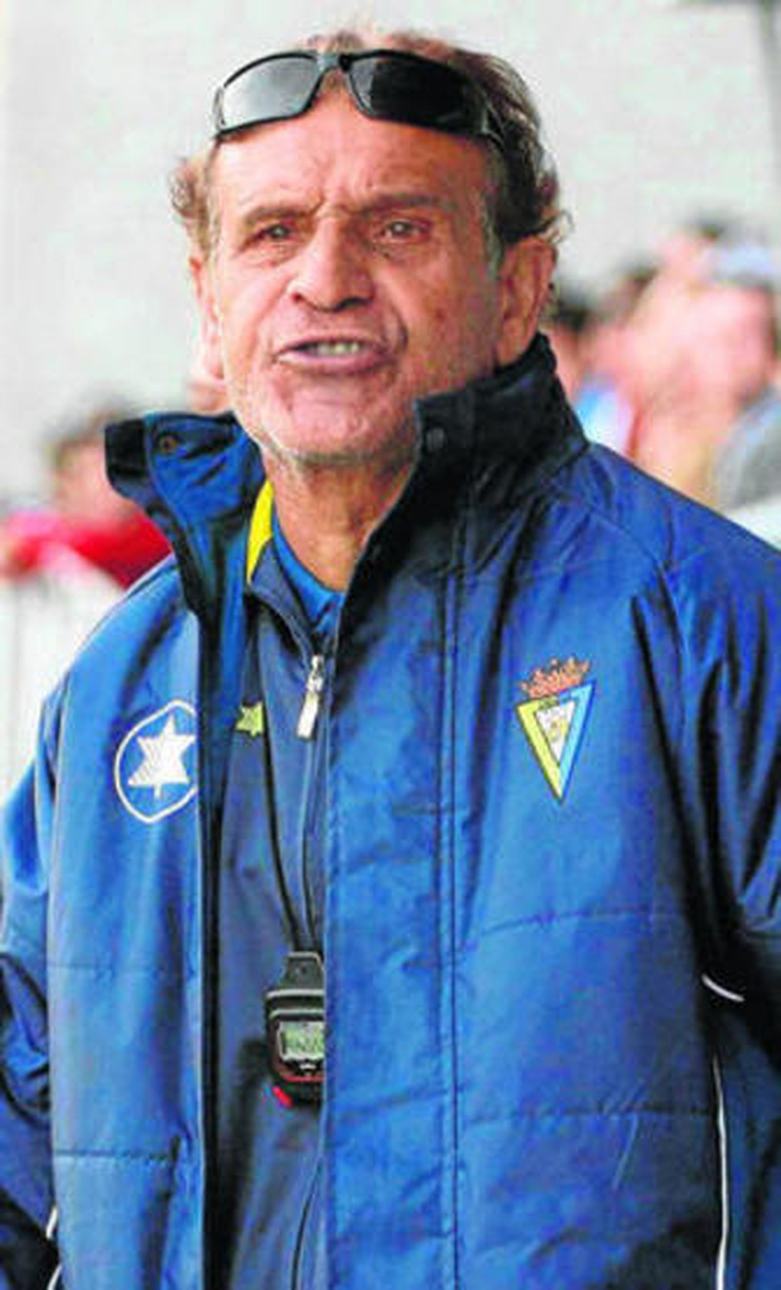 Ramón Blanco, dirigiéndose ayer a sus jugadores desde la banda.