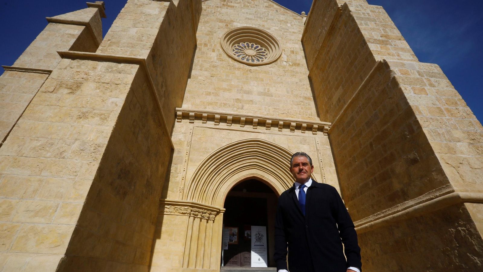Manuel Murillo, ante la iglesia de Santa Marina. Manuel Murillo, ante la iglesia de Santa Marina.
