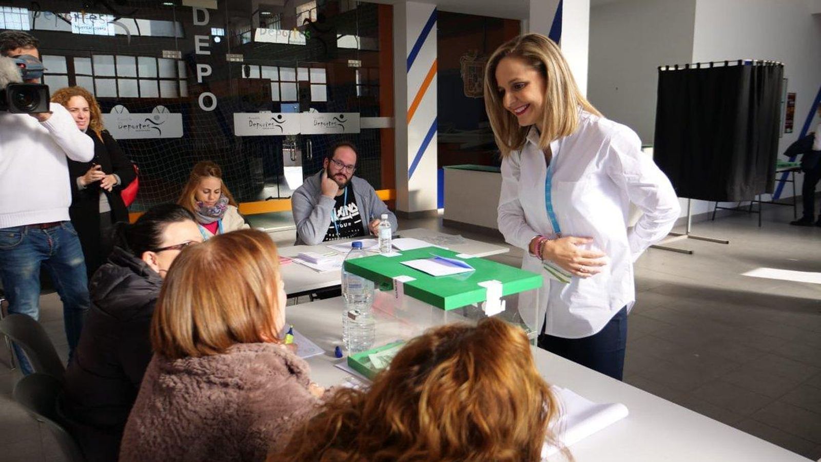 La candidata del PP, Maribel Sánchez, votó en Huércal-Overa
