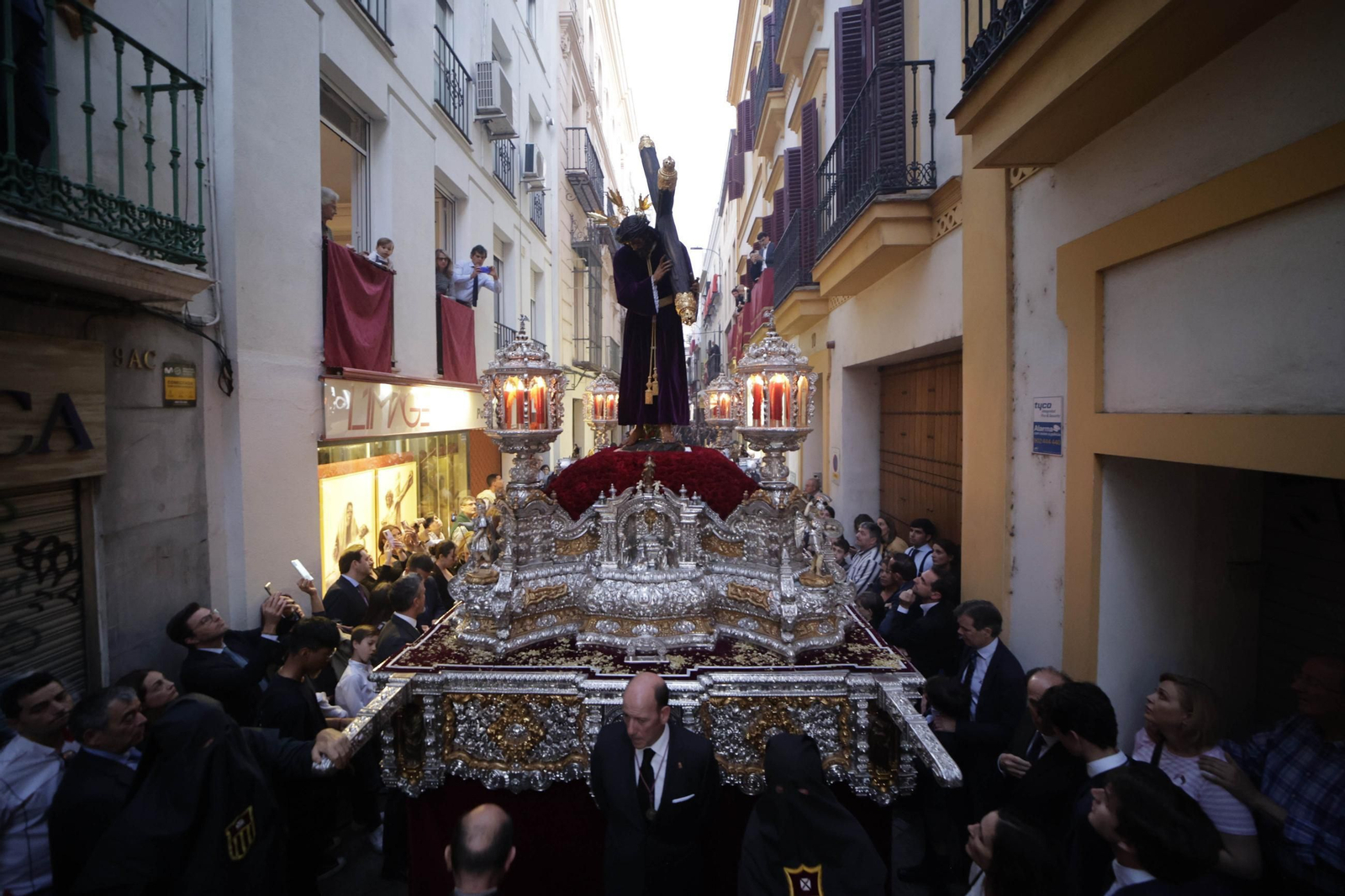 El Señor de Pasión sobre su paso, un Jueves Santo sevillano.