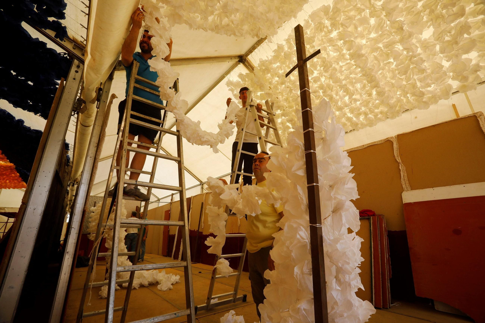 Los preparativos de las casetas de la Feria de Córdoba, en imágenes