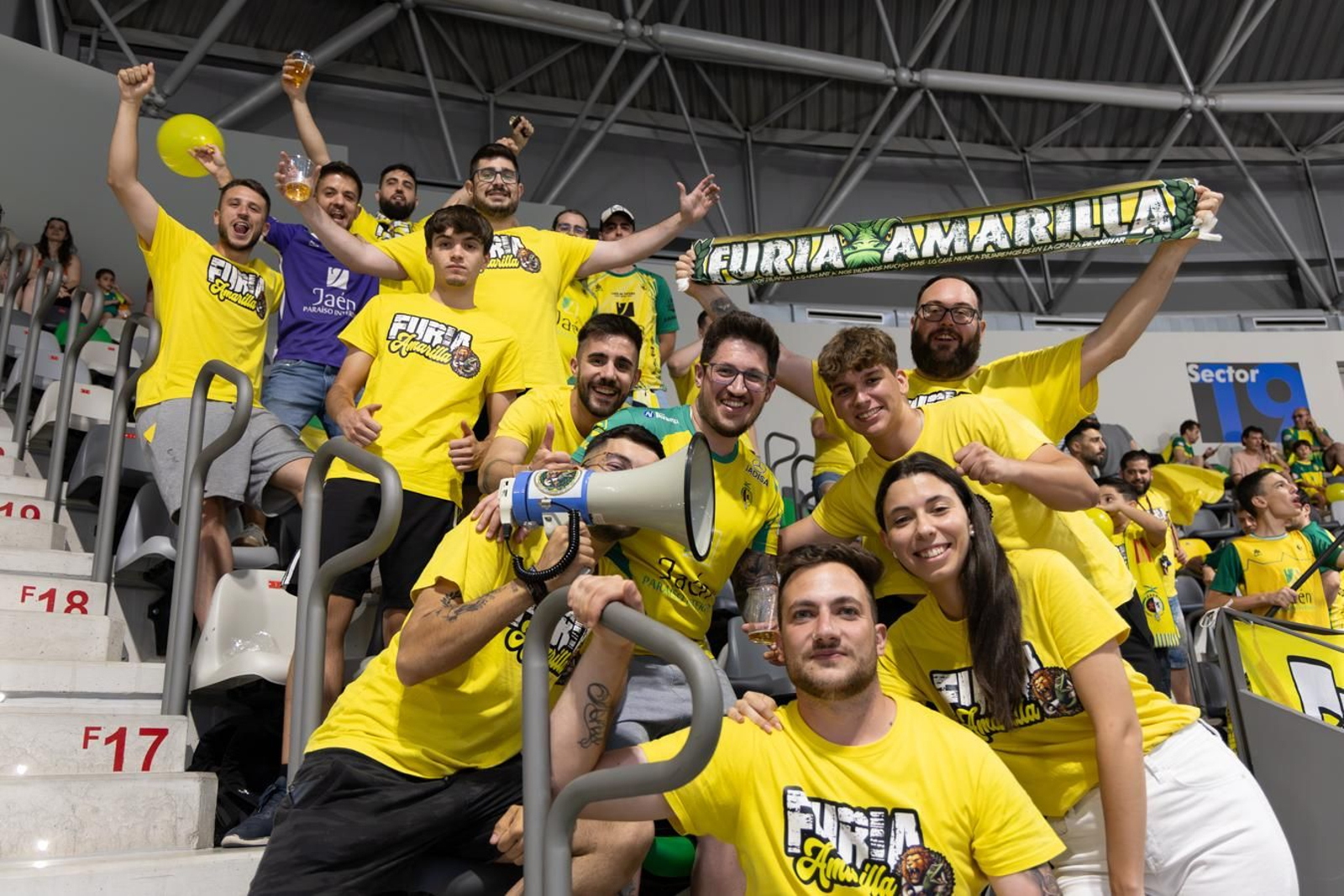 La Marea Amarilla: el alma del Olivo Arena, en imágenes