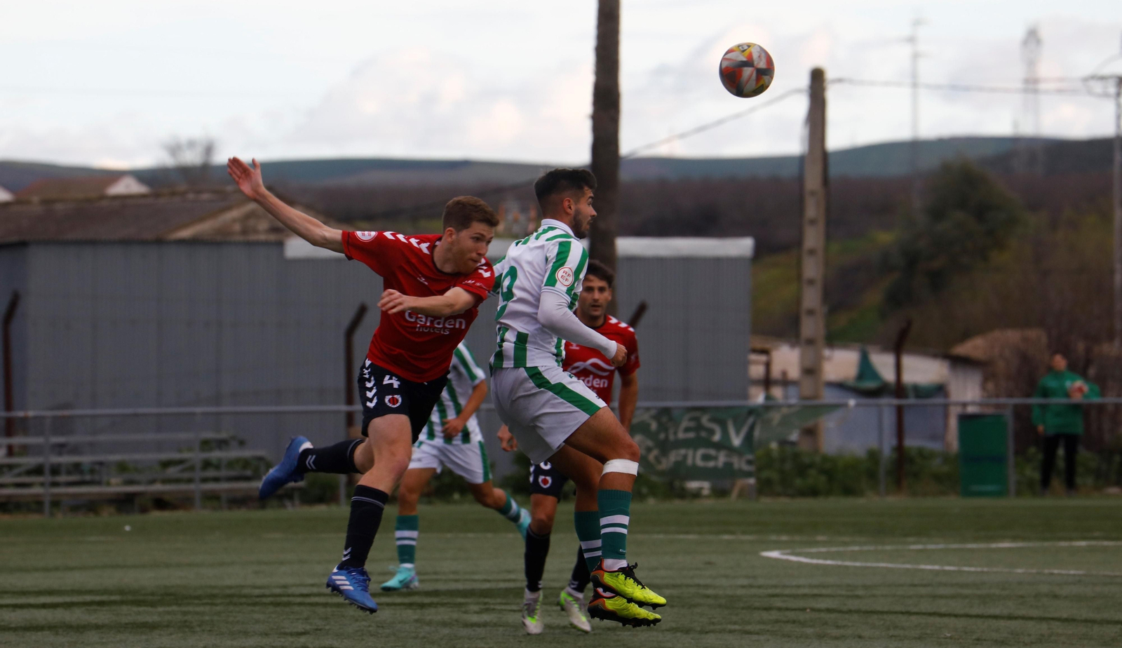 Óscar Jiménez pugna un balón aéreo con Juan Lagos.