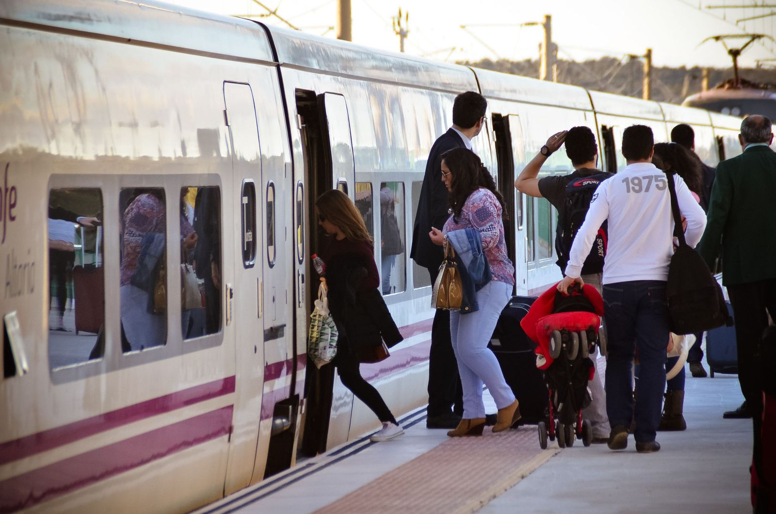 Pasajeros en la estación de tren de Los Pedroches.