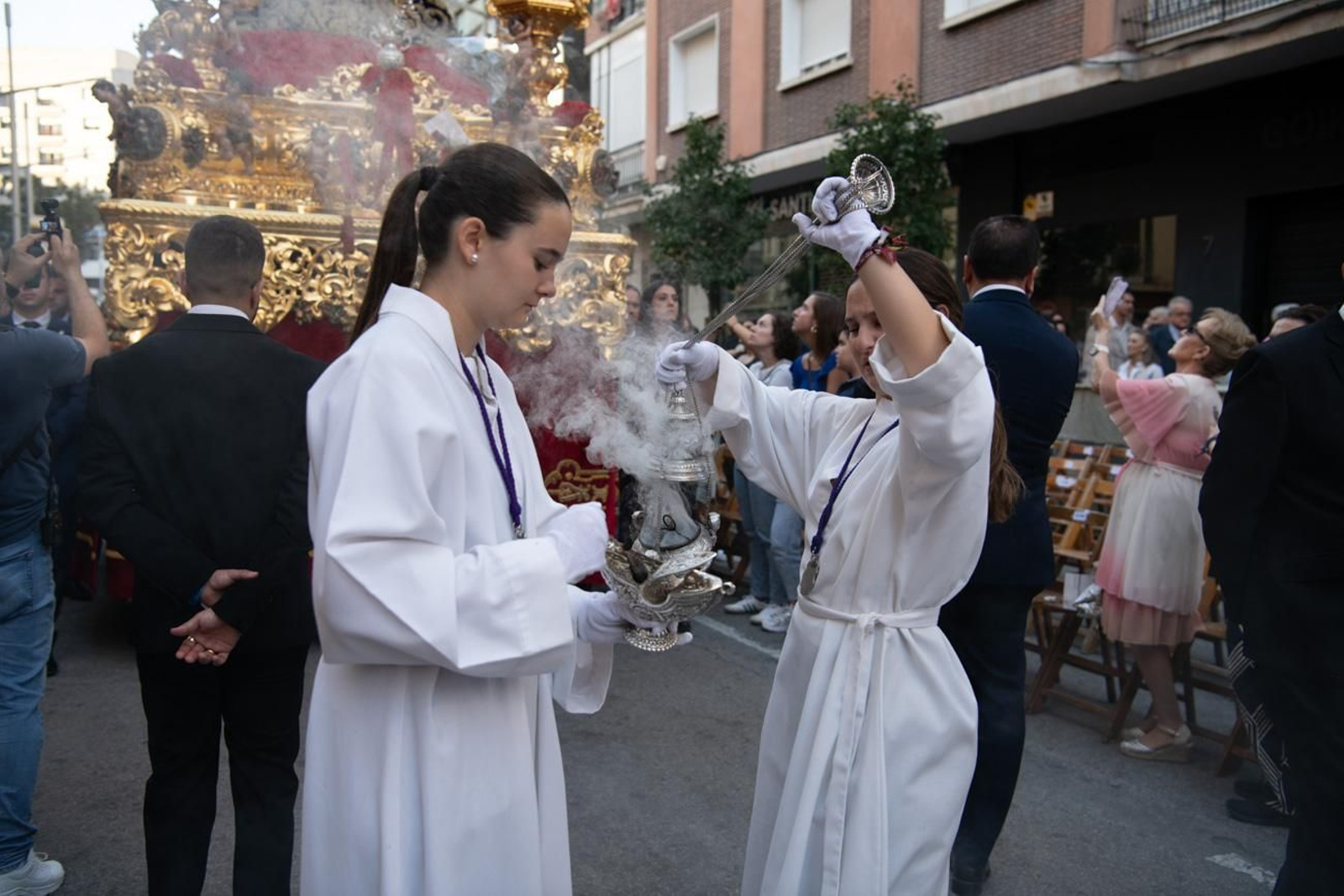 Una marea de devoción inunda Jaén al paso de la Magna, en imágenes