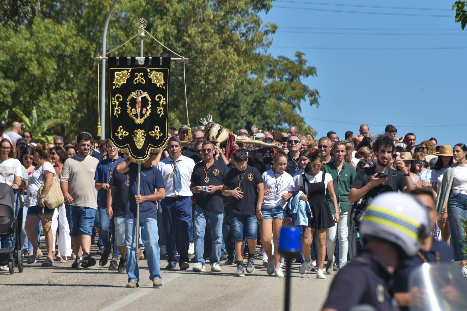 La procesión del Cristo de la Almoraima, en imágenes