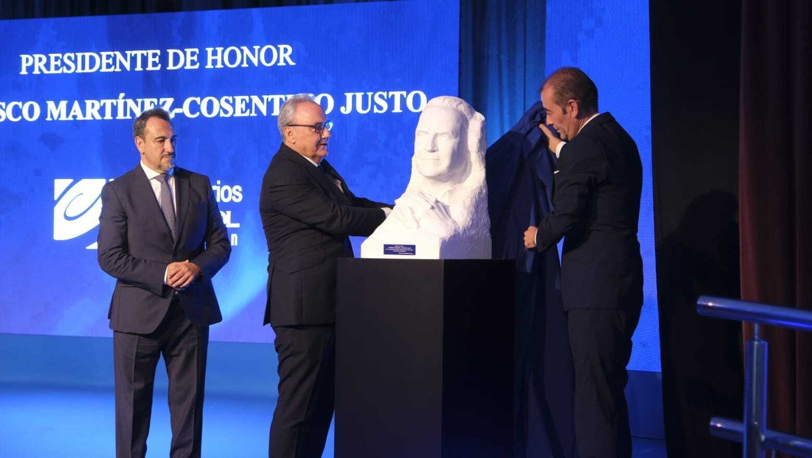 Francisco- Martínez Cosentino descubre un busto en su honor.