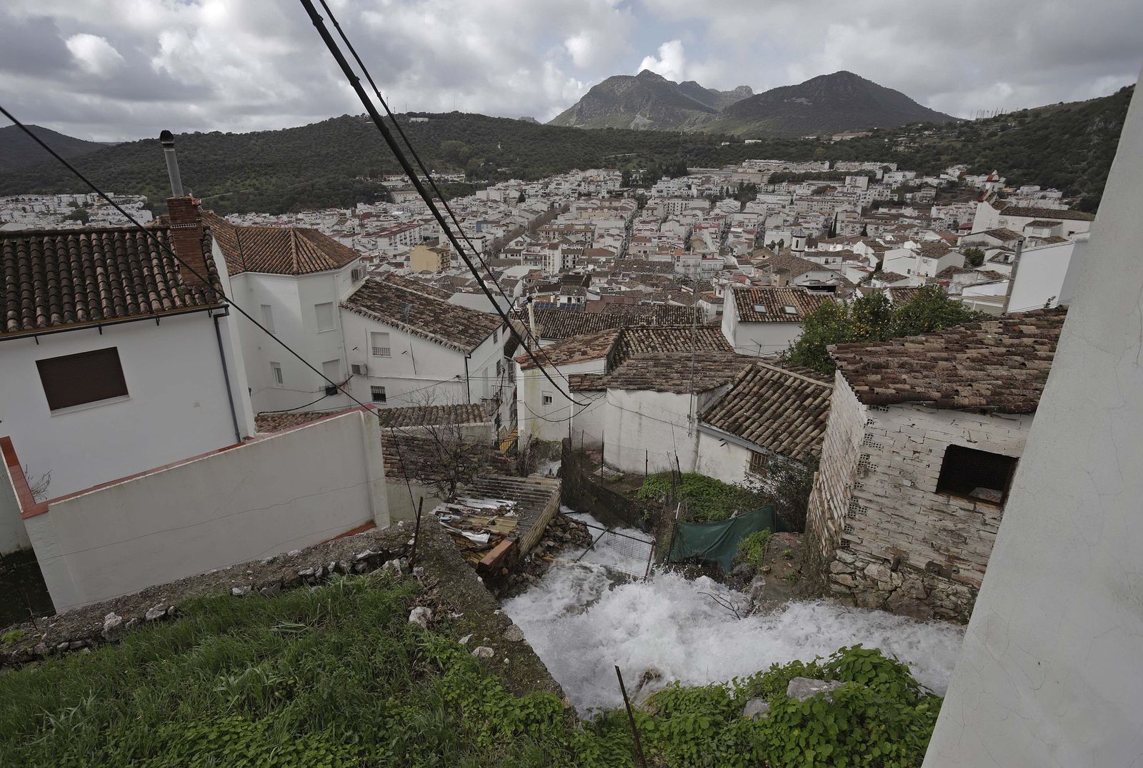 A media hora de camino se encuentra Ubrique donde las montañas filtan chorros de agua que brotan de pequeños agujeros en las rocas, bajando con mucha fuerza desde el pasado 04 de febrero. La riada de agua bajando con intensidad por la población desde el Nacimiento del Ubrique el Alto.