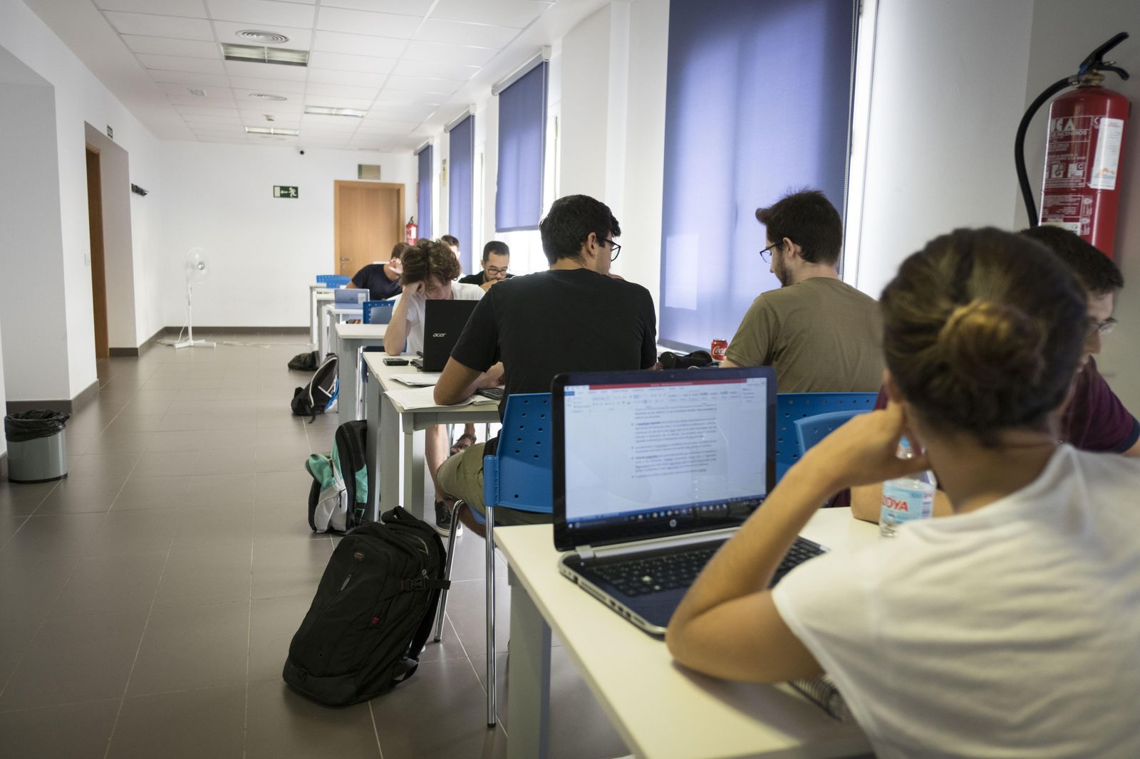 Imagen de archivos de jóvenes estudiando en La Casa de la Juventud.