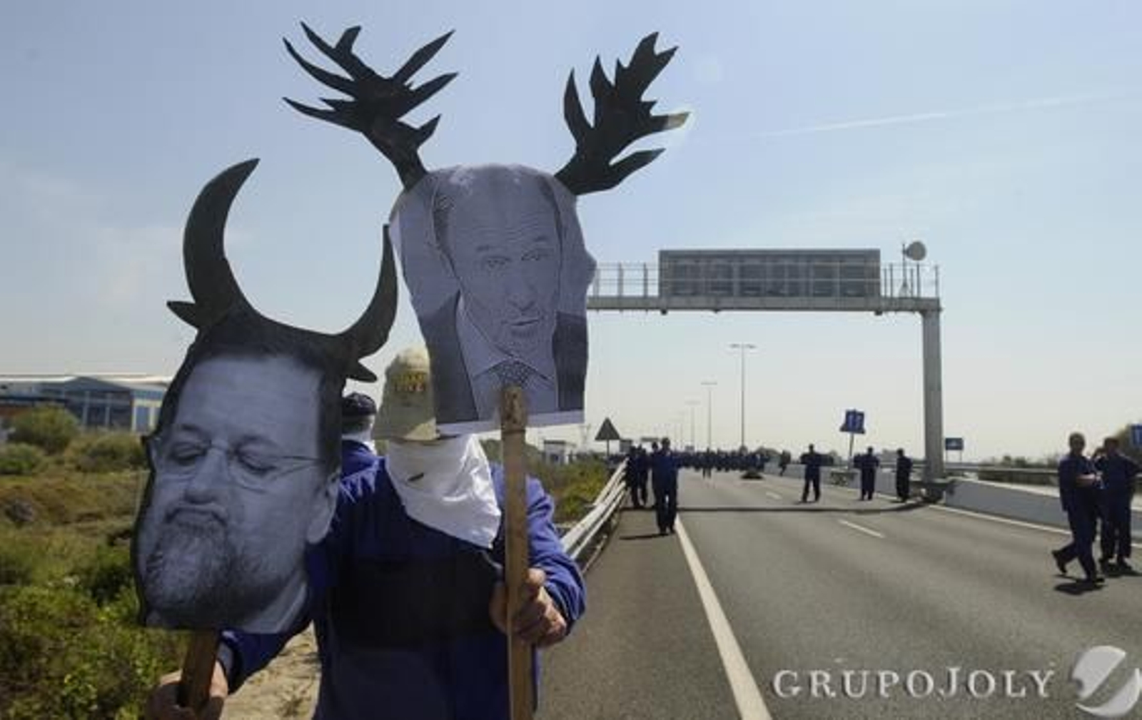Los trabajadores de Navantia derribaron barreras y farolas y quemaron el pórtico de entrada al puente José León de Carranza.

Foto: Borja Benjumeda