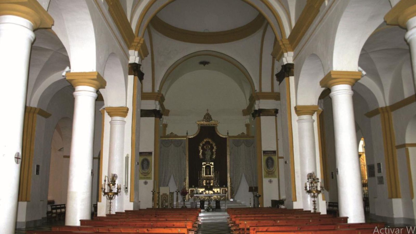 Interior de la iglesia y de la nave principal con el altar que actualmente preside el templo con la imagen de la Virgen de la Palma sobre su pedestal.