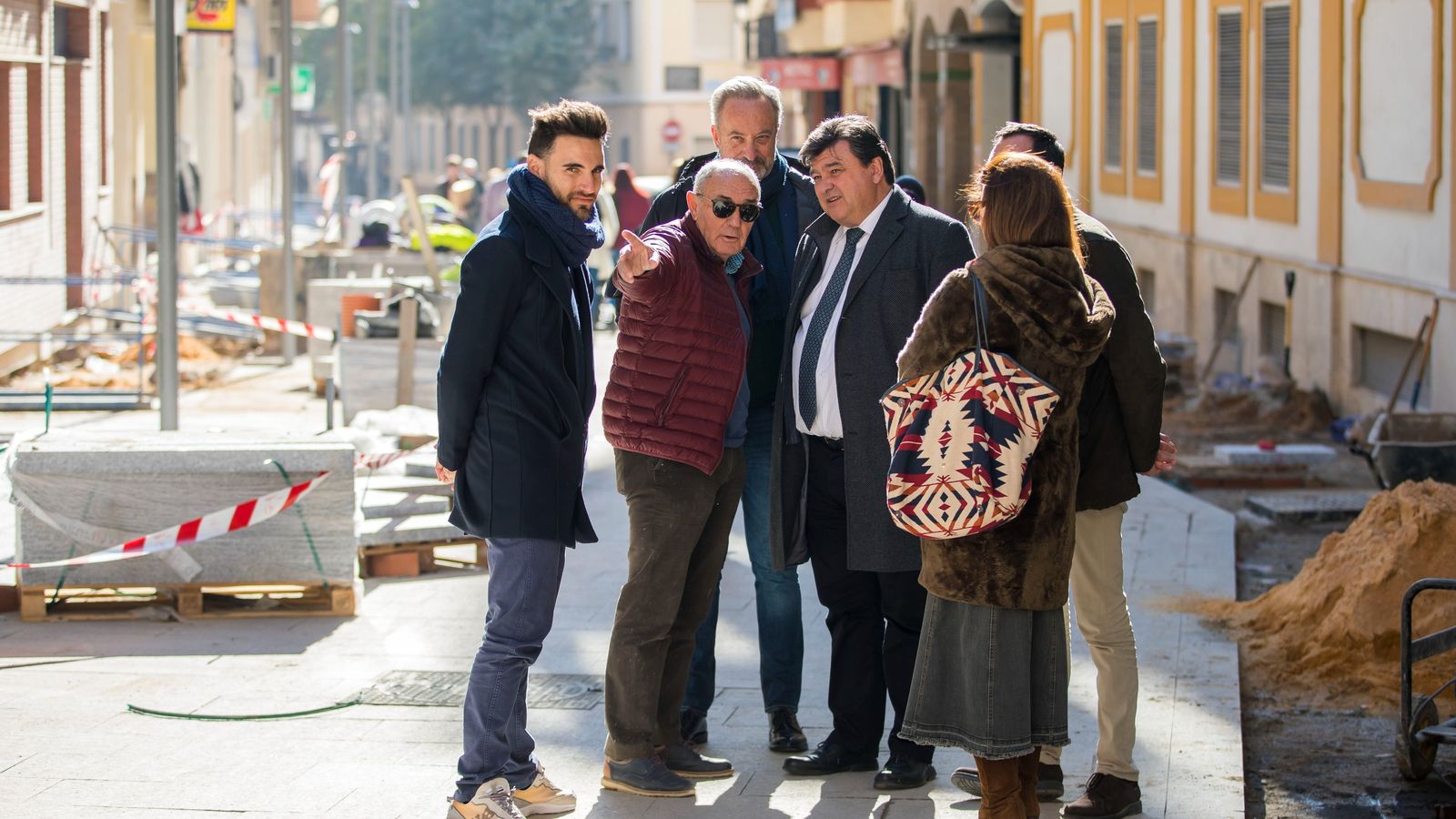 El alcalde, Gabriel Cruz, visita las obras de peatonalización.