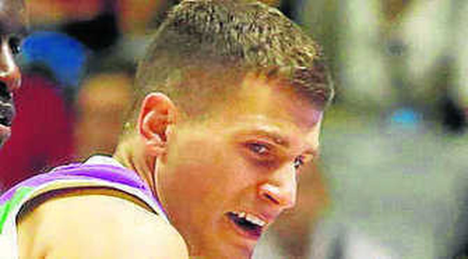 Nedovic, presionado por Savané y Seeley.