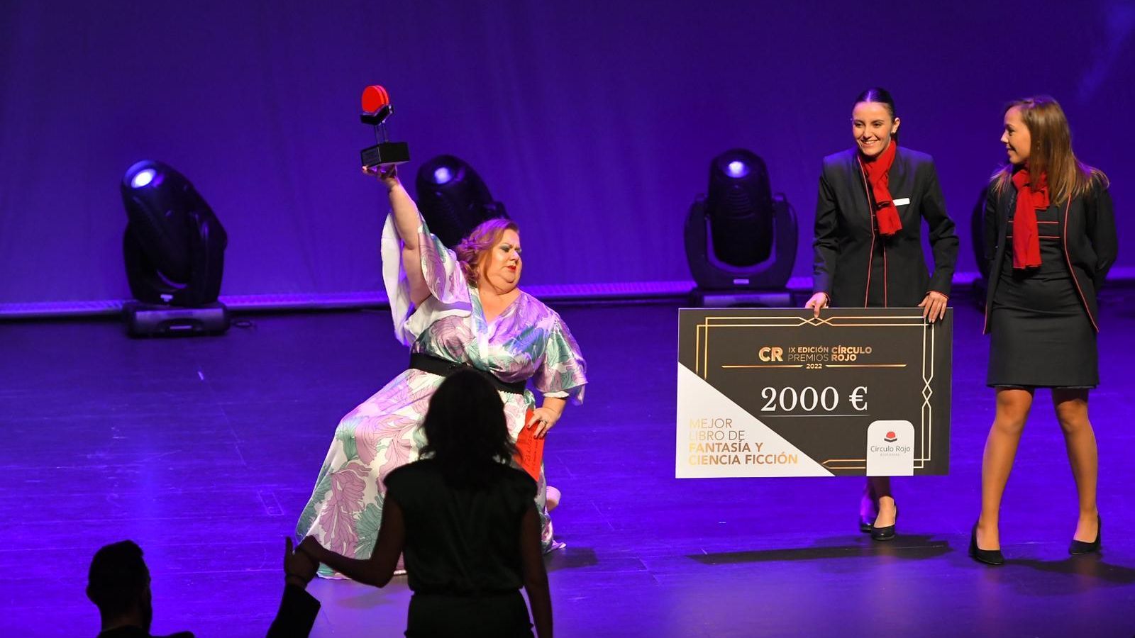 Itziar entregando el premio