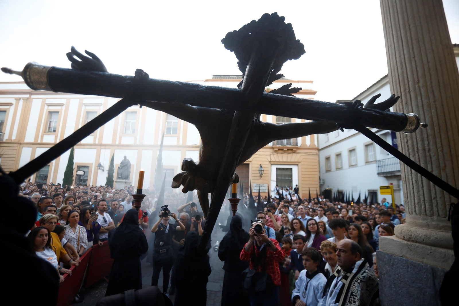 Lunes Santo en Córdoba: la procesión del Vía Crucis, en imágenes