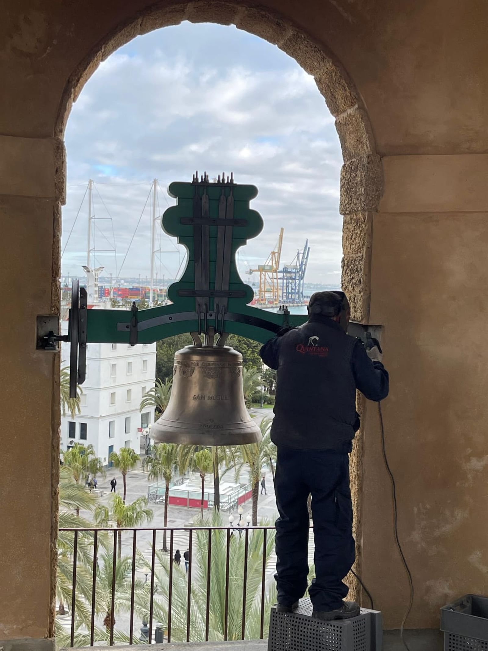 Un operario coloca la campana en su lugar, en la torre de San Juan de Dios