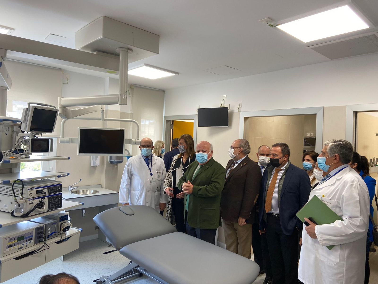 Un momento de la visita del consejero al nuevo Hospital de Día de Osuna.