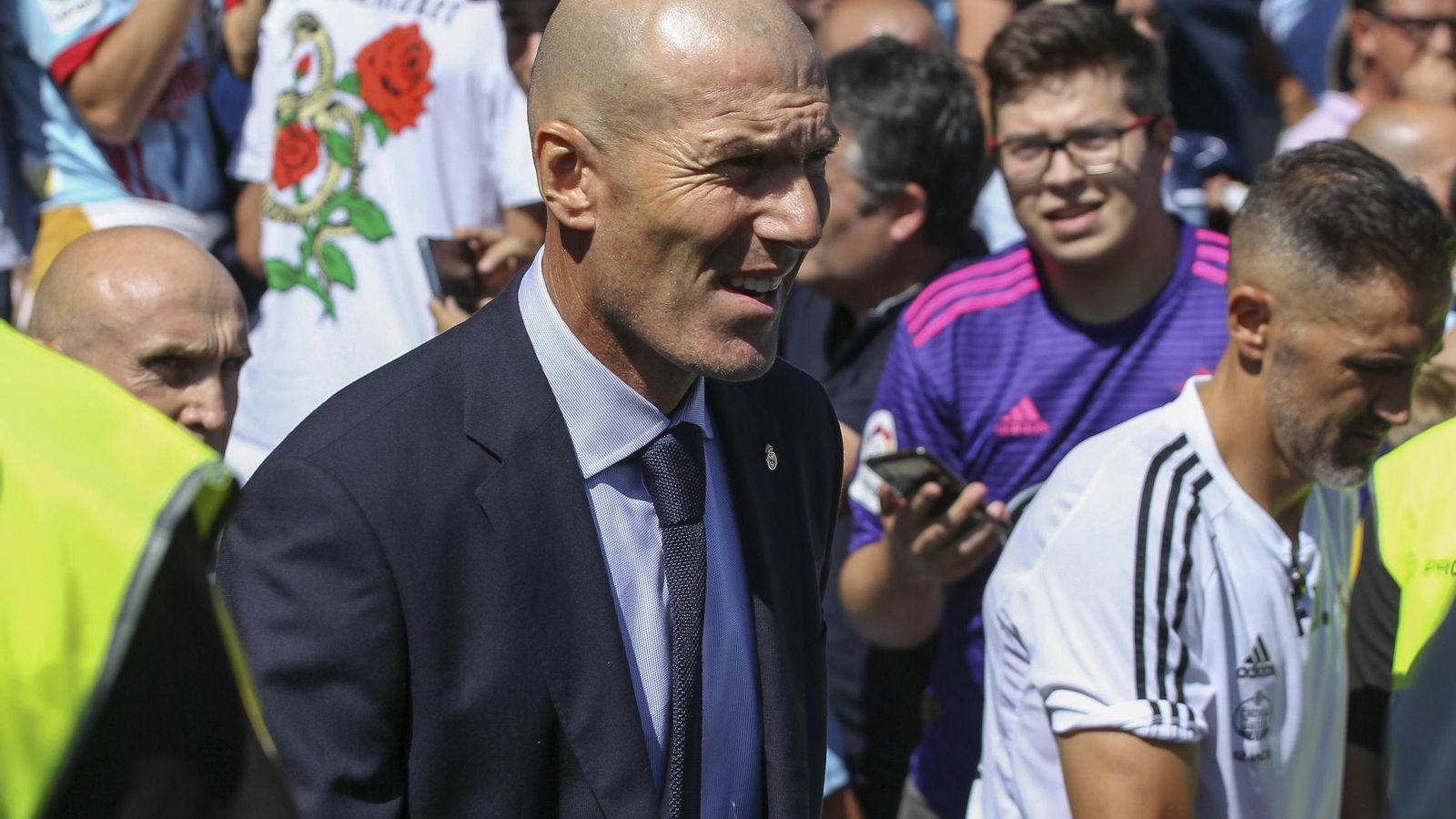 Zidane, saltando al terreno de juego.