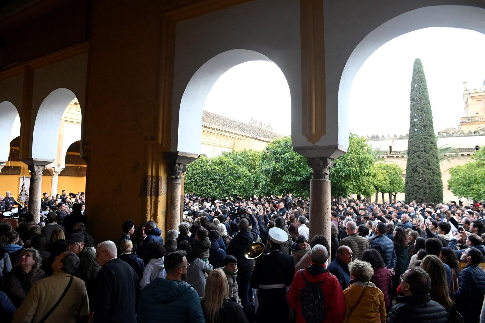 El concierto de bandas de Semana Santa en el Patio de los Naranjos, en imágenes