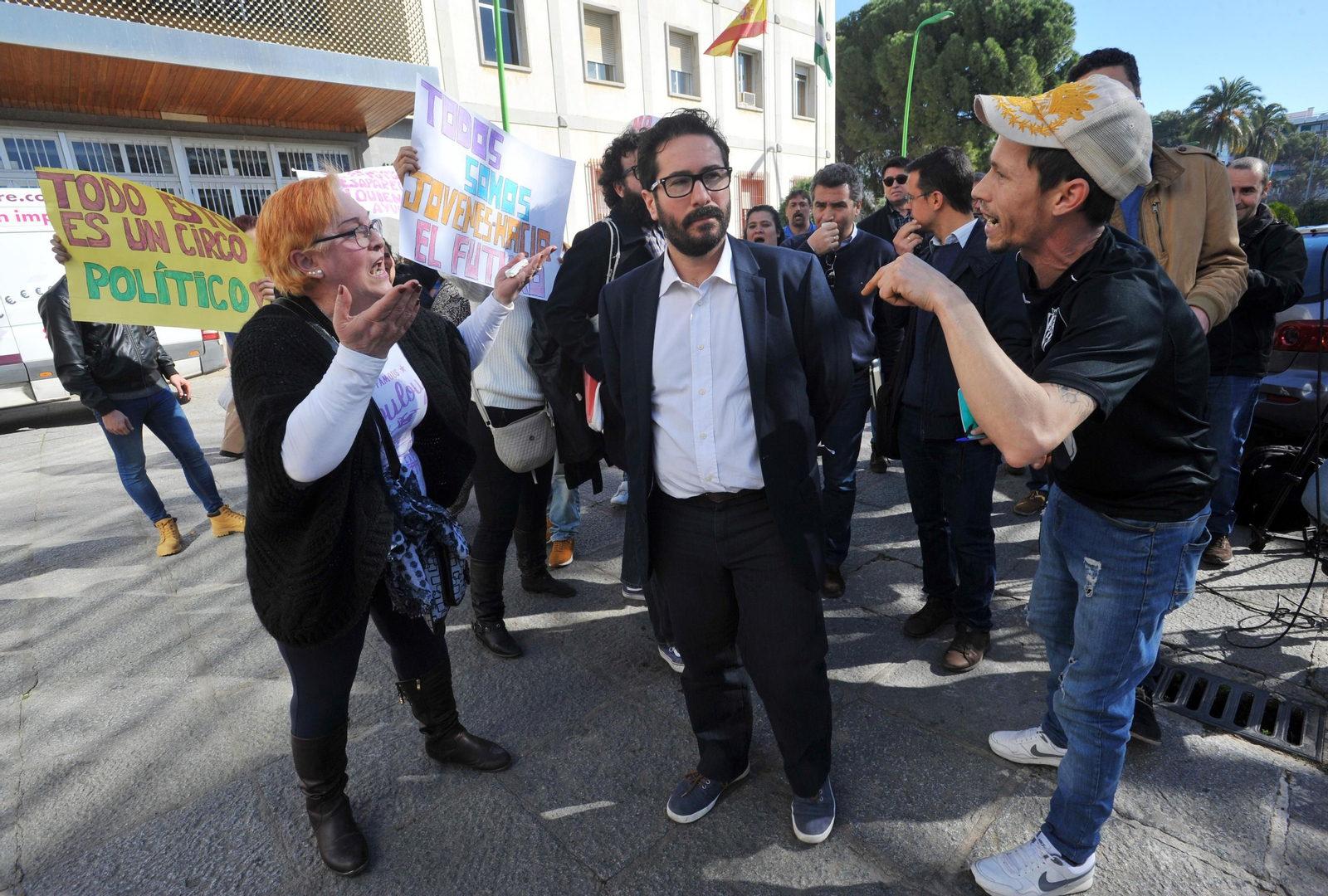 El parlamentario de Podemos, David Moscoso, es increpado por algunas personas ante los juzgados de Córdoba.