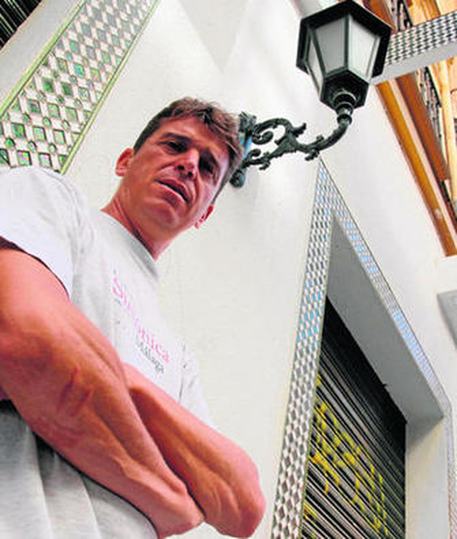 El cantante Javier Ojeda, en las inmediaciones de la calle Larios.