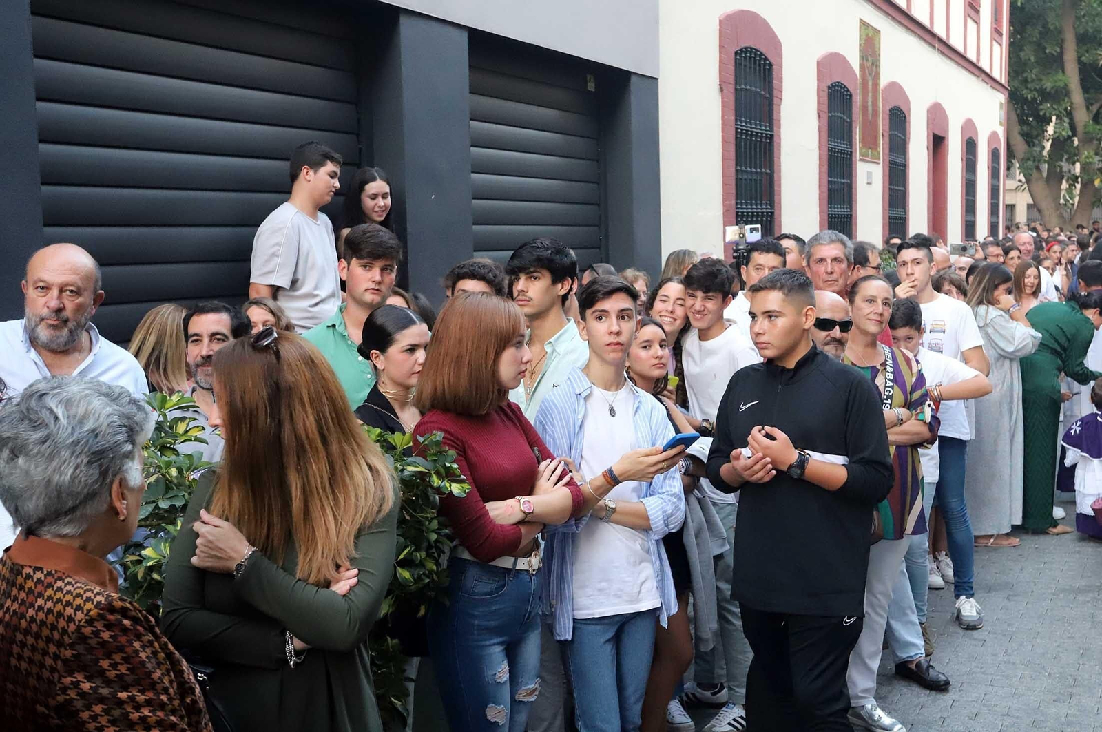 Imágenes de la procesión de la Virgen de la Amargura por las calles de Huelva