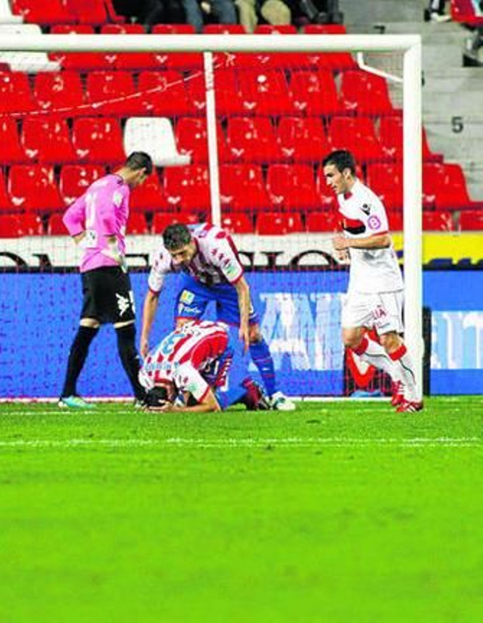 Álex Menéndez es consolado por un compañero ante Alfaro.