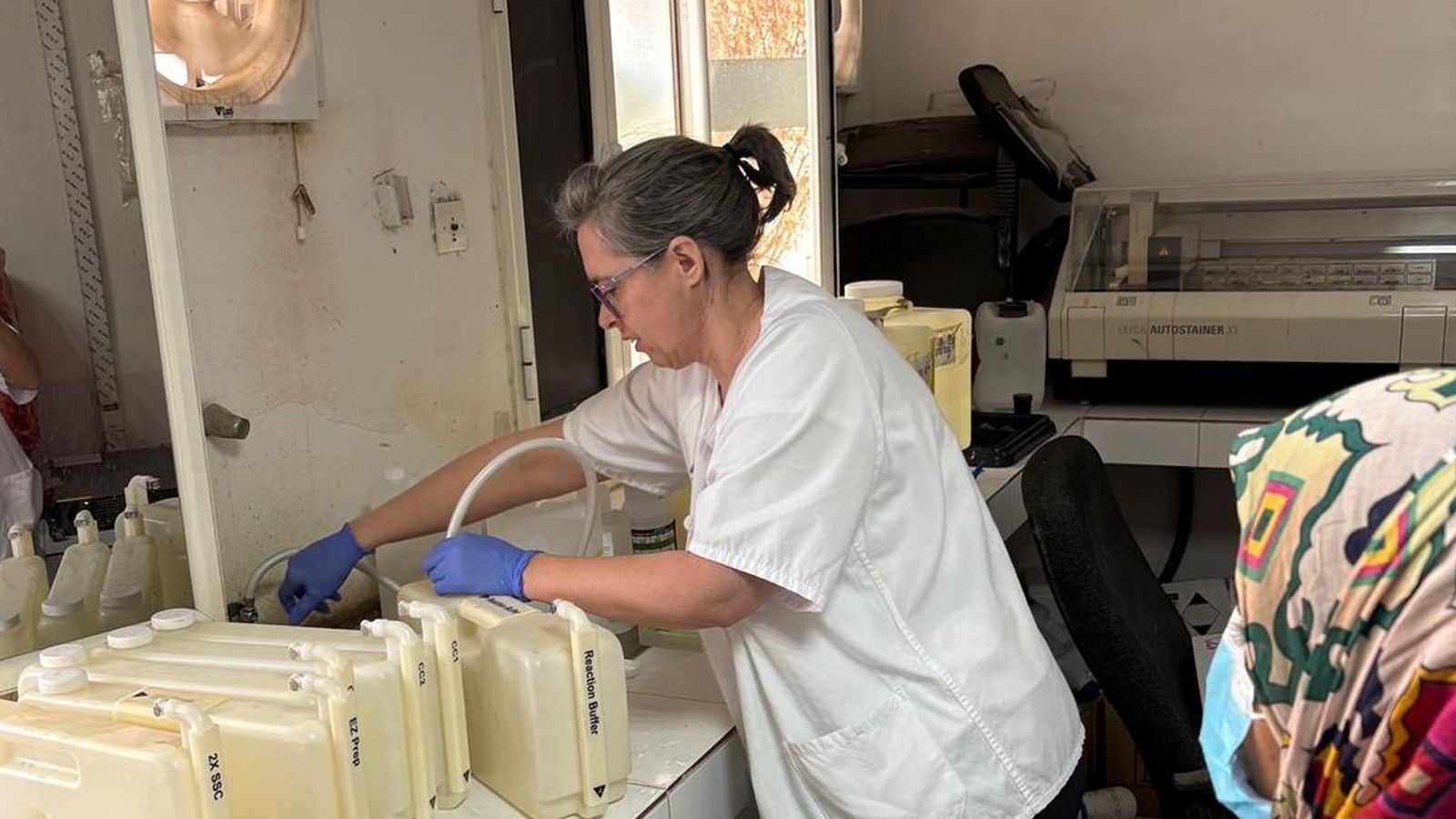 Vicenta Ruiz realizando labores de mantenimiento del equipo de inmunohistoquímica en laboratorio del Hospital Oncológico de Mauritania.