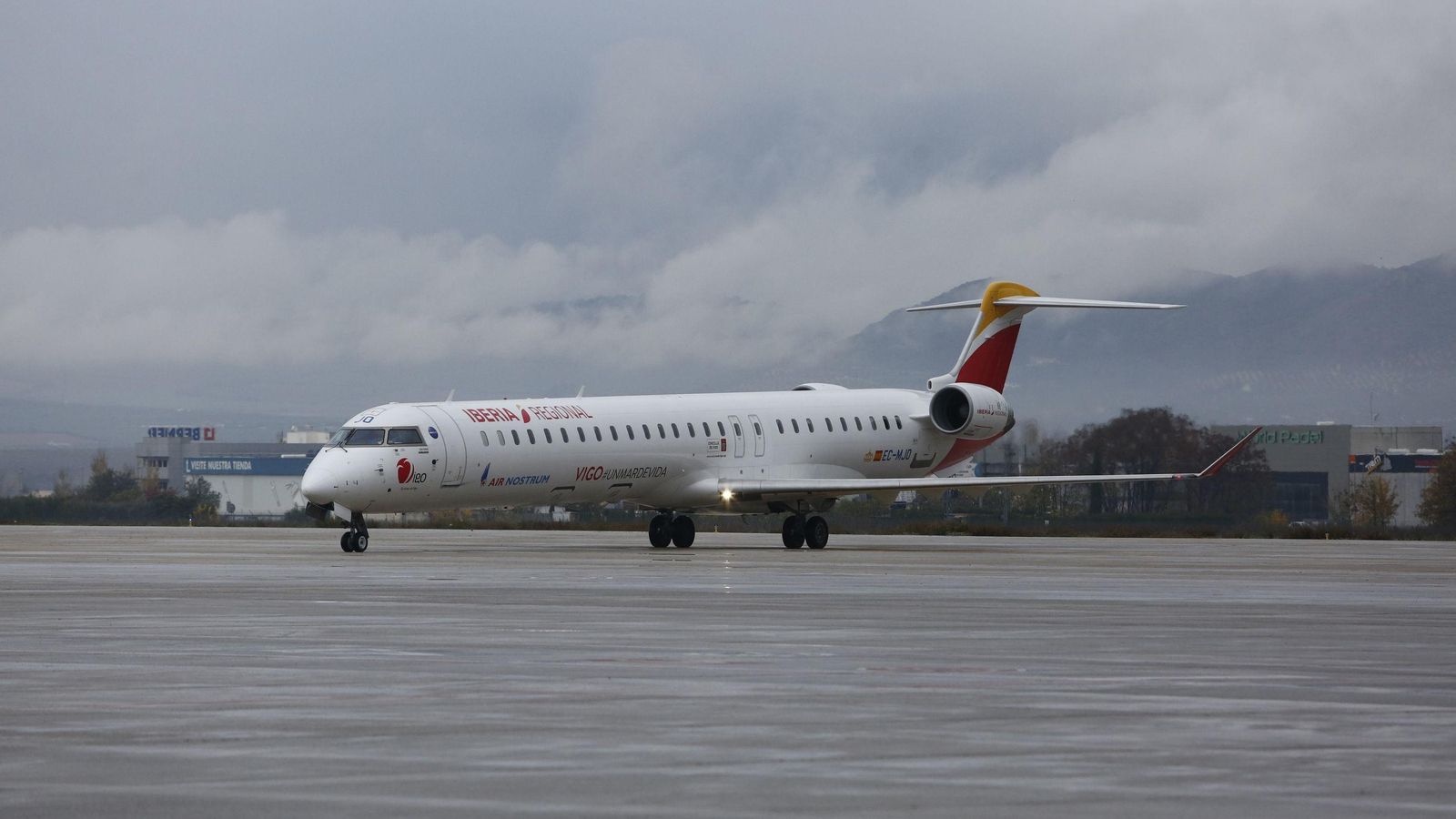 Un avión procedente de Madrid, recién aterrizado en el Aeropuerto