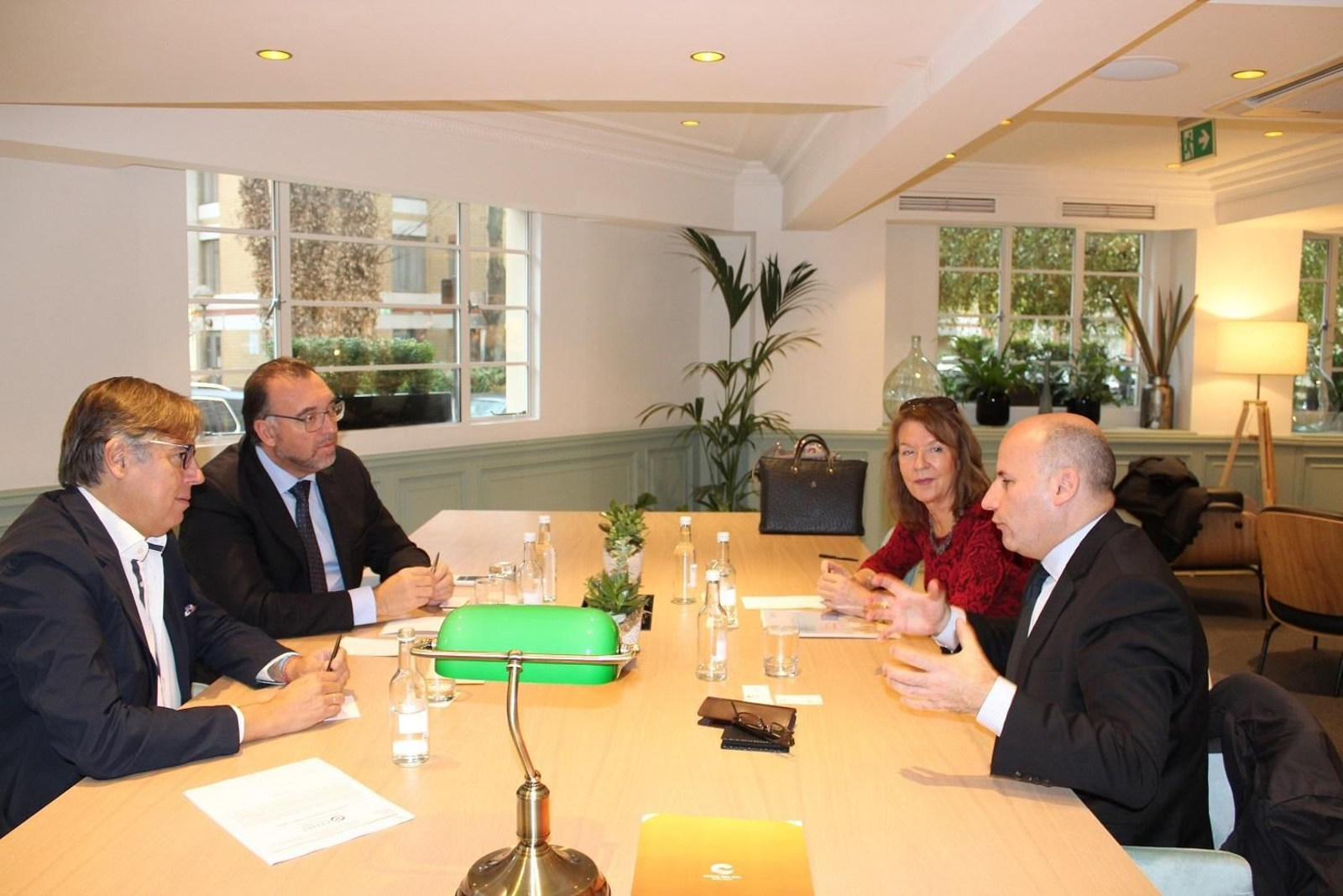 Escribano y Bernal, ayer en un encuentro profesional con responsables de ABTA.