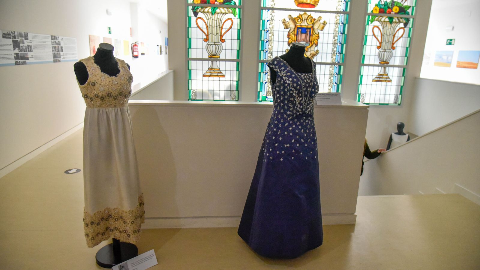 Exposición ' Vísteme: de la Alta Costura al Arte, 90 años de historia de la moda' en el Museo Cruz Herrera