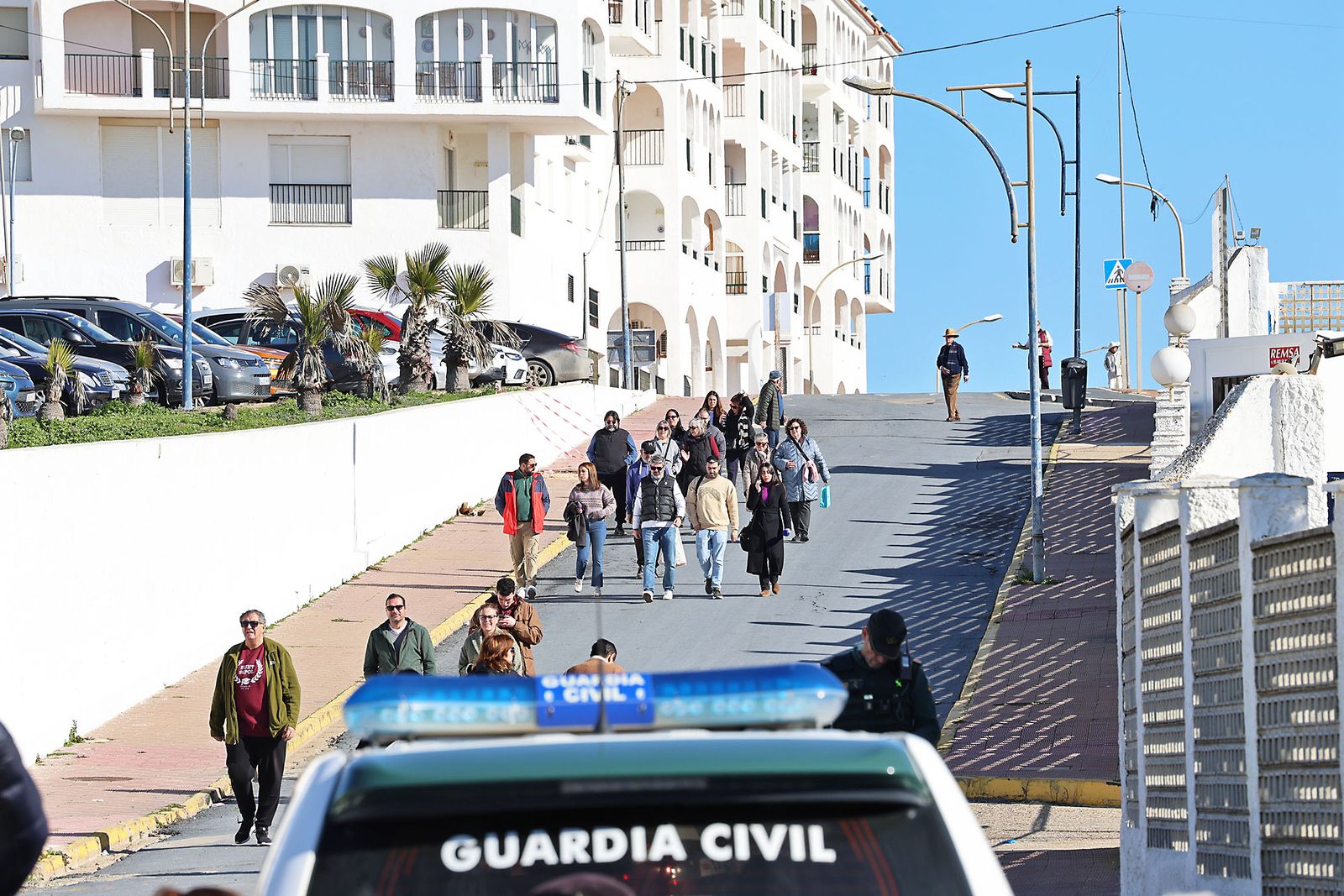 Fotografías de la concentración de los vecinos de Matalascañas tras los destrozos del paseo marítimo