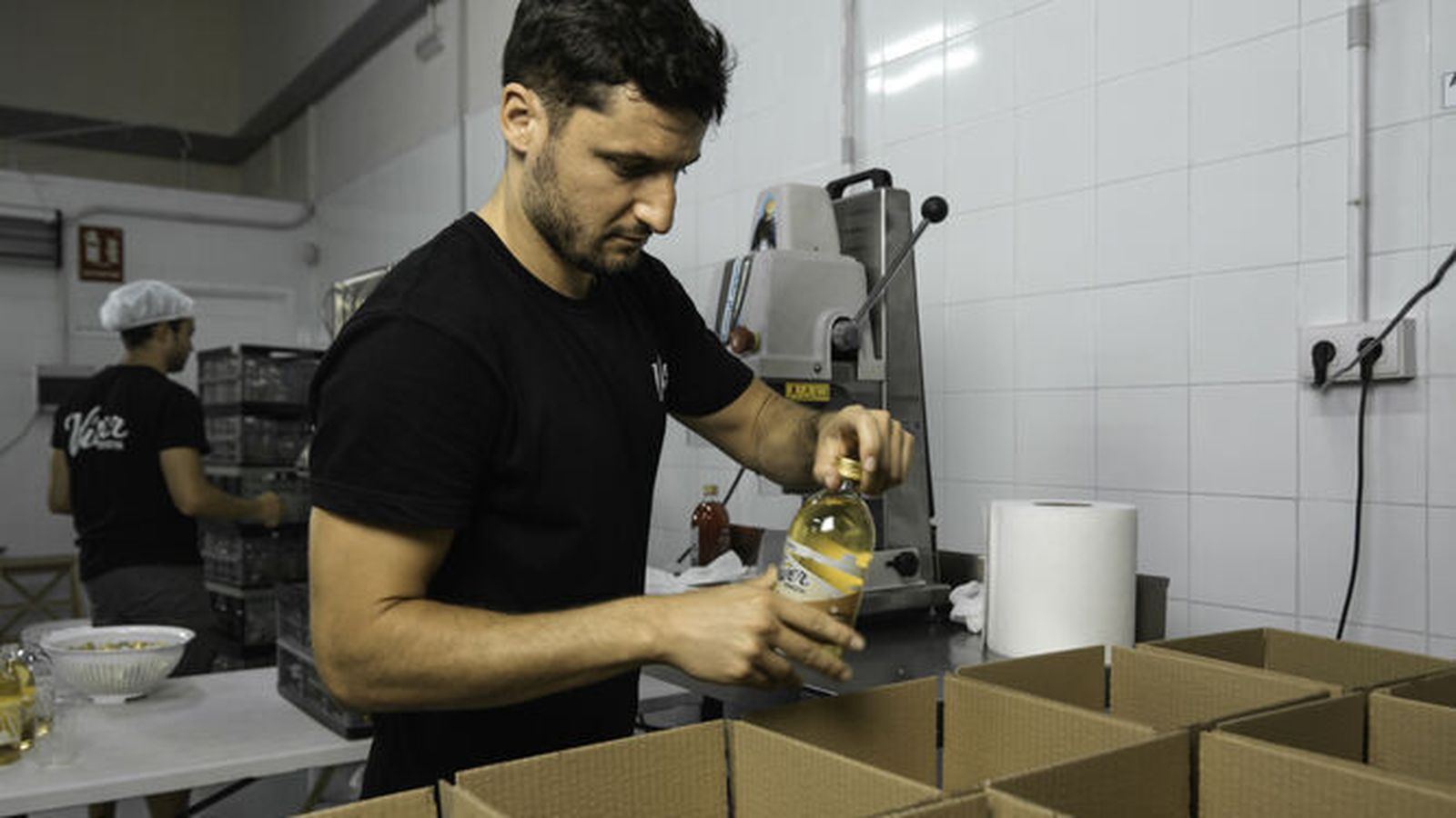 El gaditano Raúl, en la planta de fabricación de Atarfe, en Granada.