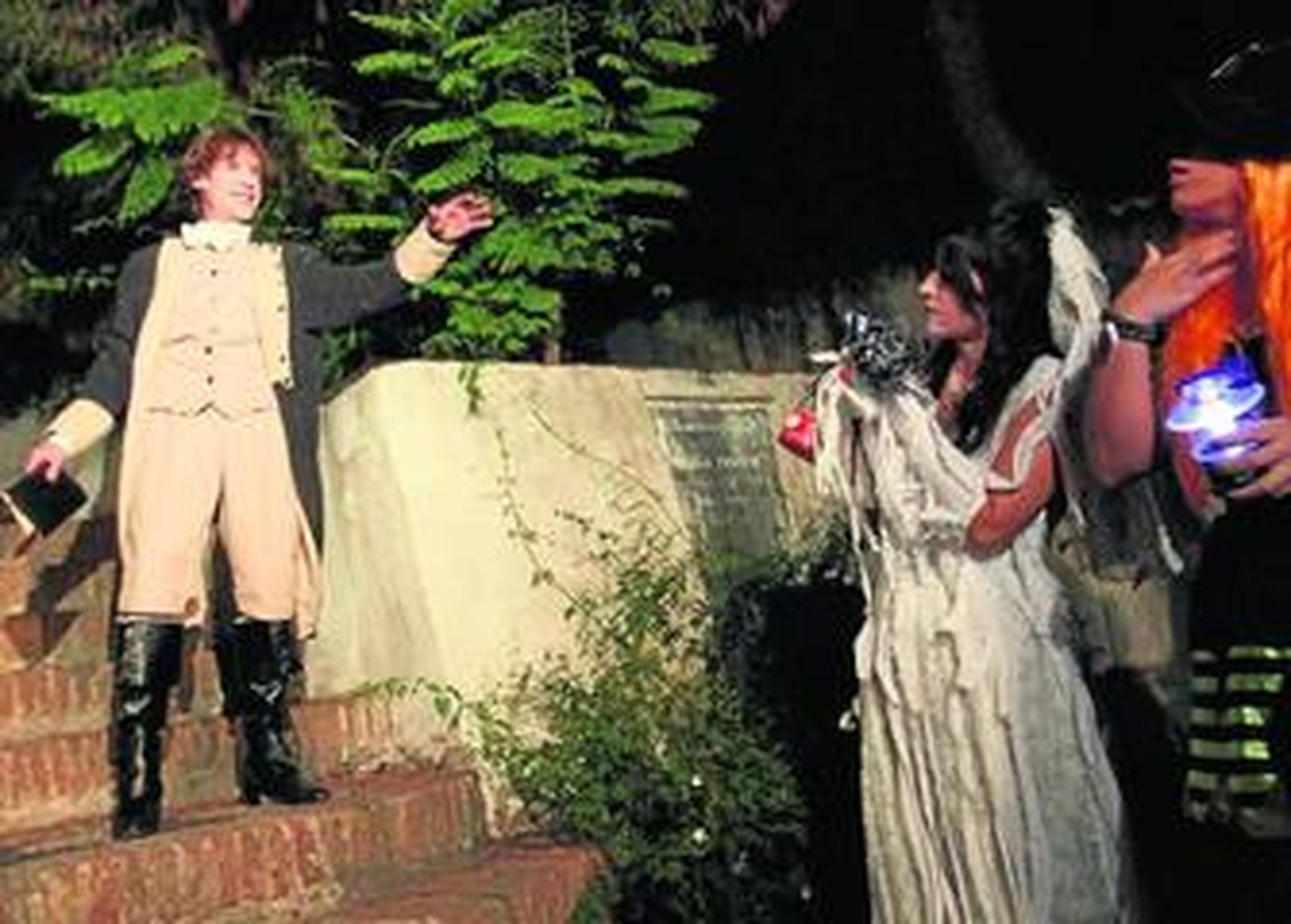 Un grupo de visitantes escucha las singulares explicaciones, ayer, en el Cementerio Inglés.