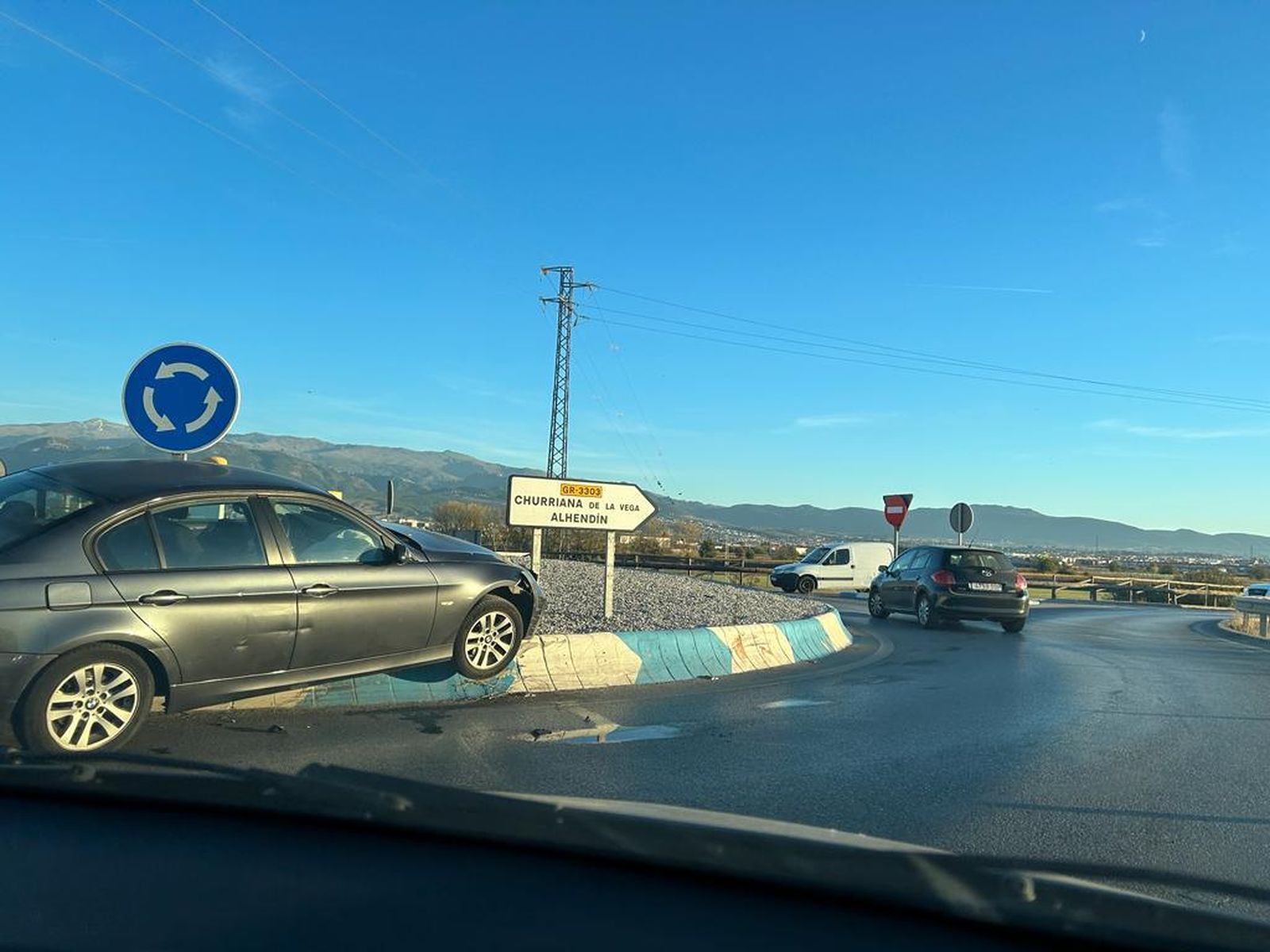 El vehículo accidentado en la rotonda de la carretera de la Hípica
