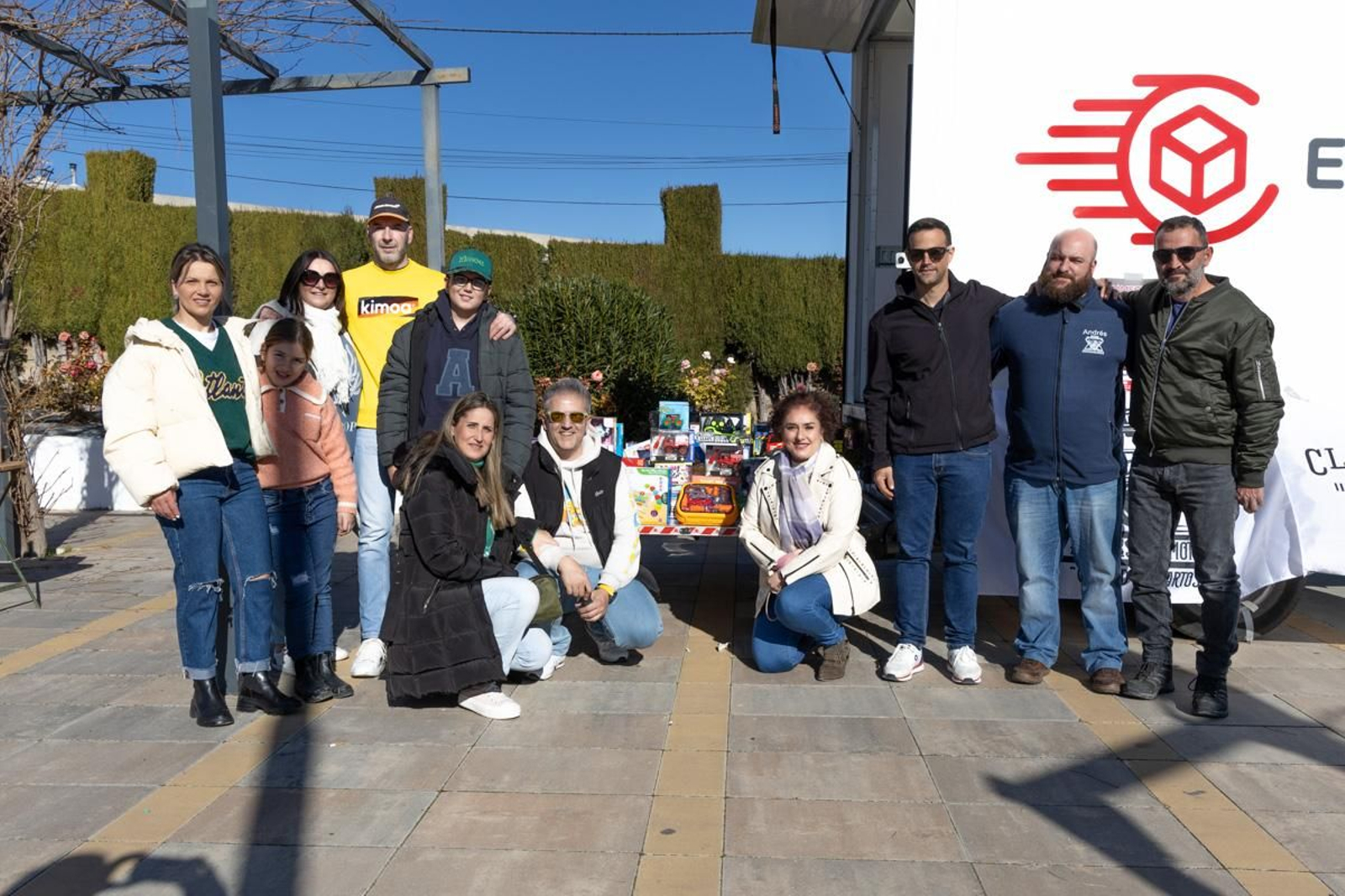 Chocolatada solidaria, caravana de coches, campanadas infantiles y juegos para los más pequeños en Monte Lope Álvarez
