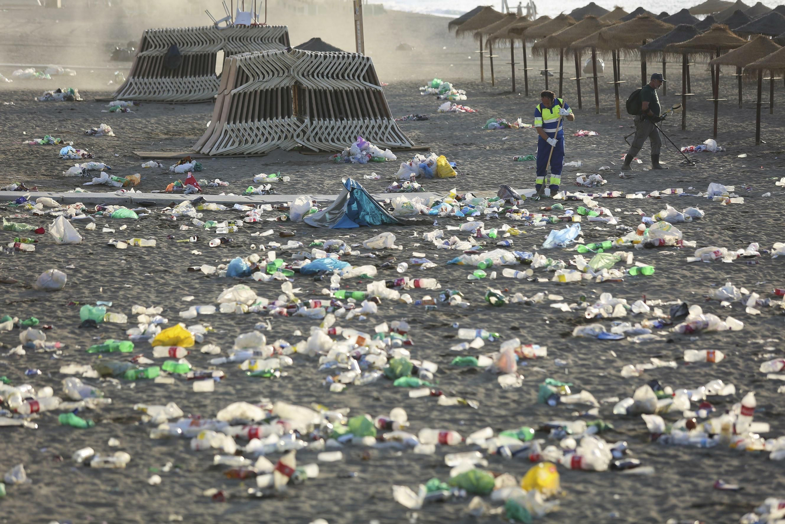 Las fotos de la basura en las playas de Málaga tras San Juan