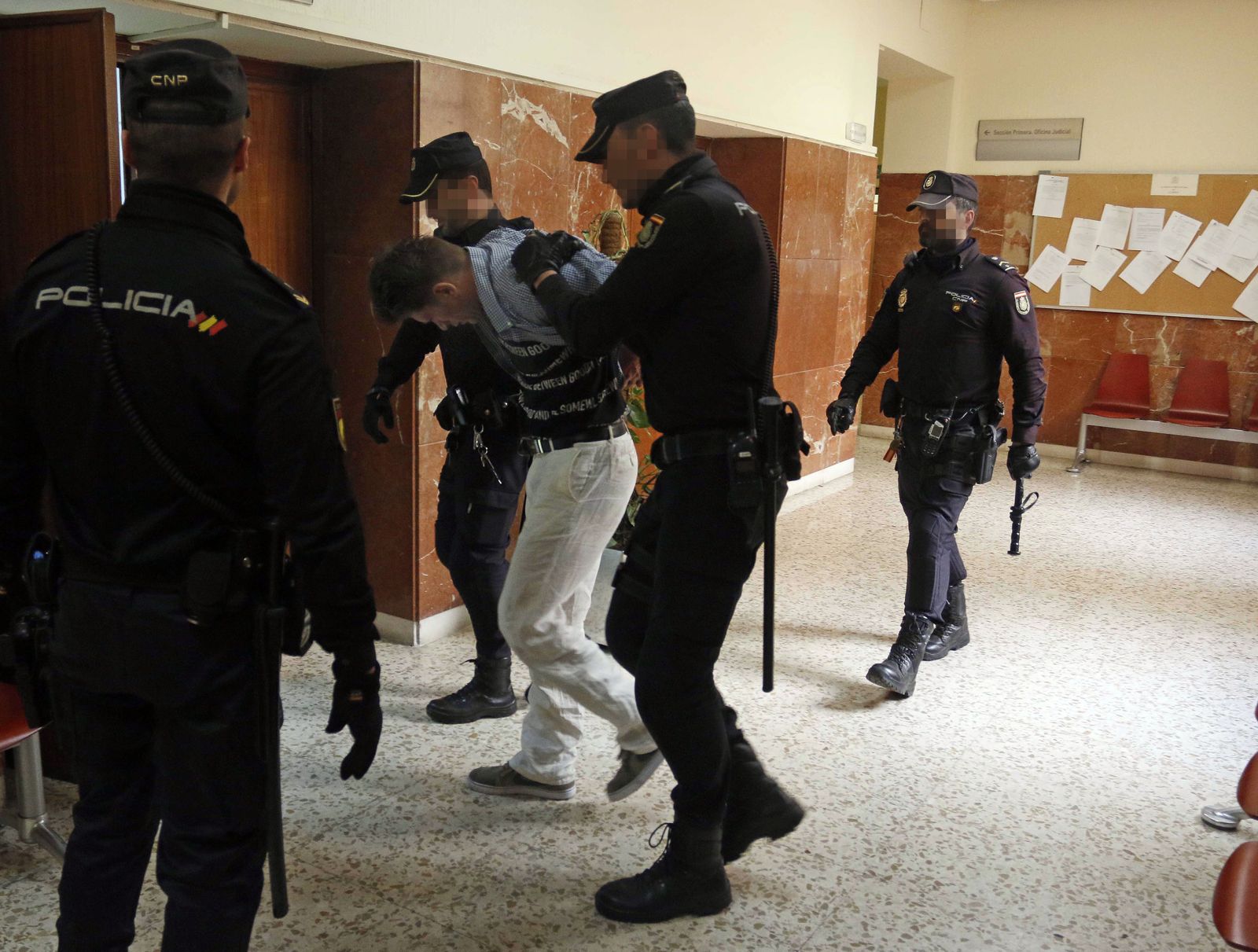 Dosanu P. llega custodiado por la Policía Nacional a la sala de vistas.