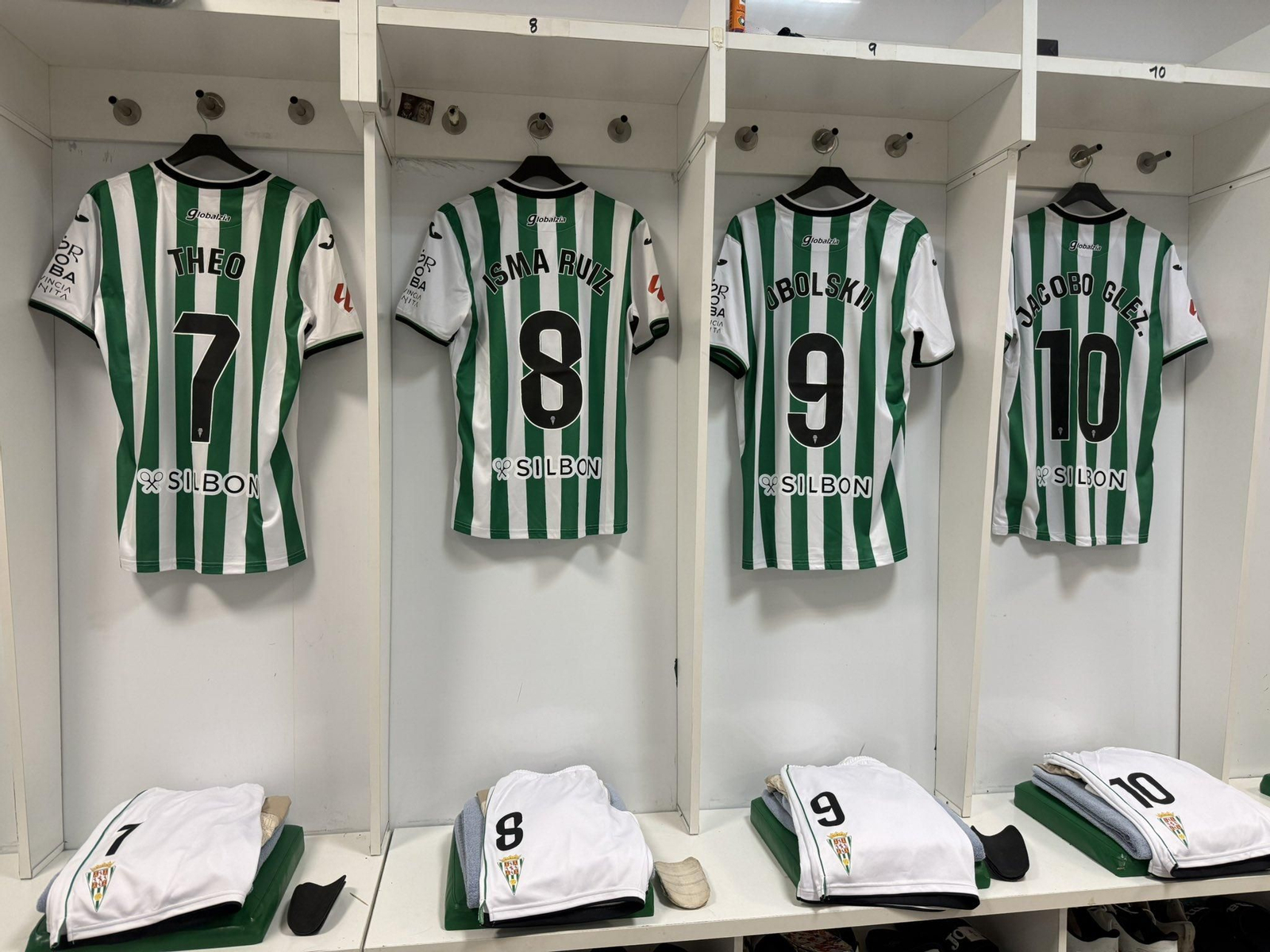 Las camisetas, listas en el vestuario del Córdoba.