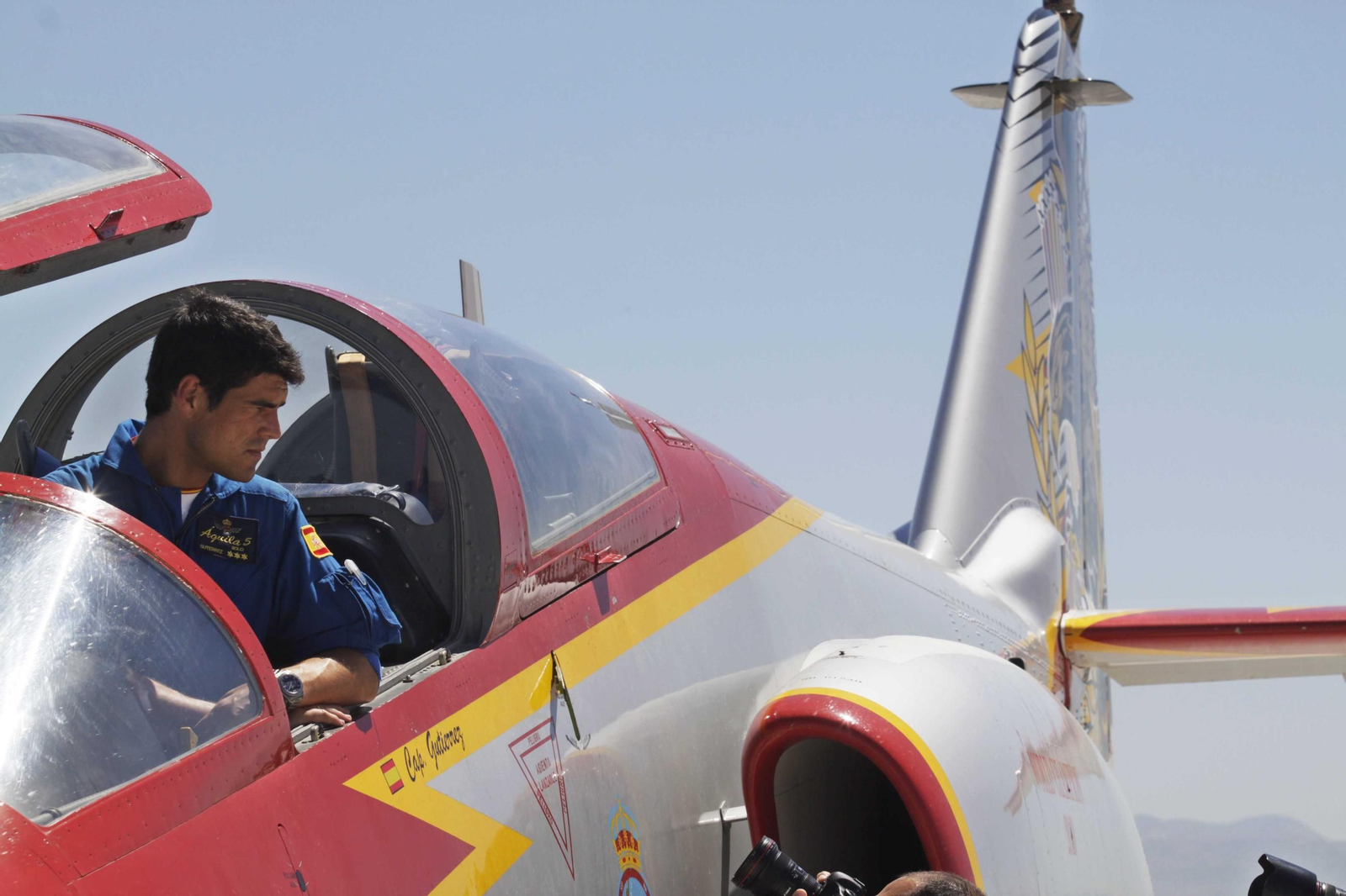 Espectaculares fotos de las acrobacias de la Patrulla Águila: cuatro décadas surcando los cielos