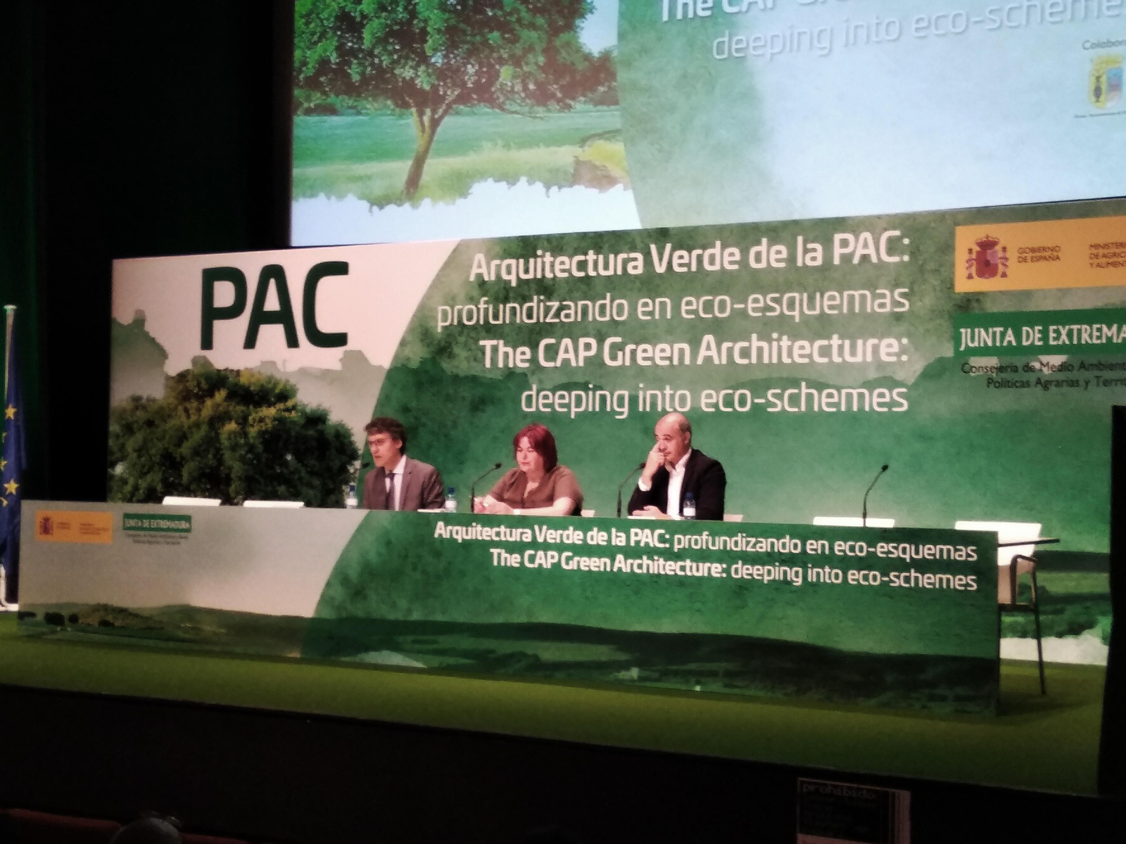 A la izquierda, el secretario general de Agricultura del Ministerio, Fernando Miranda, en la inauguración de las jornadas.