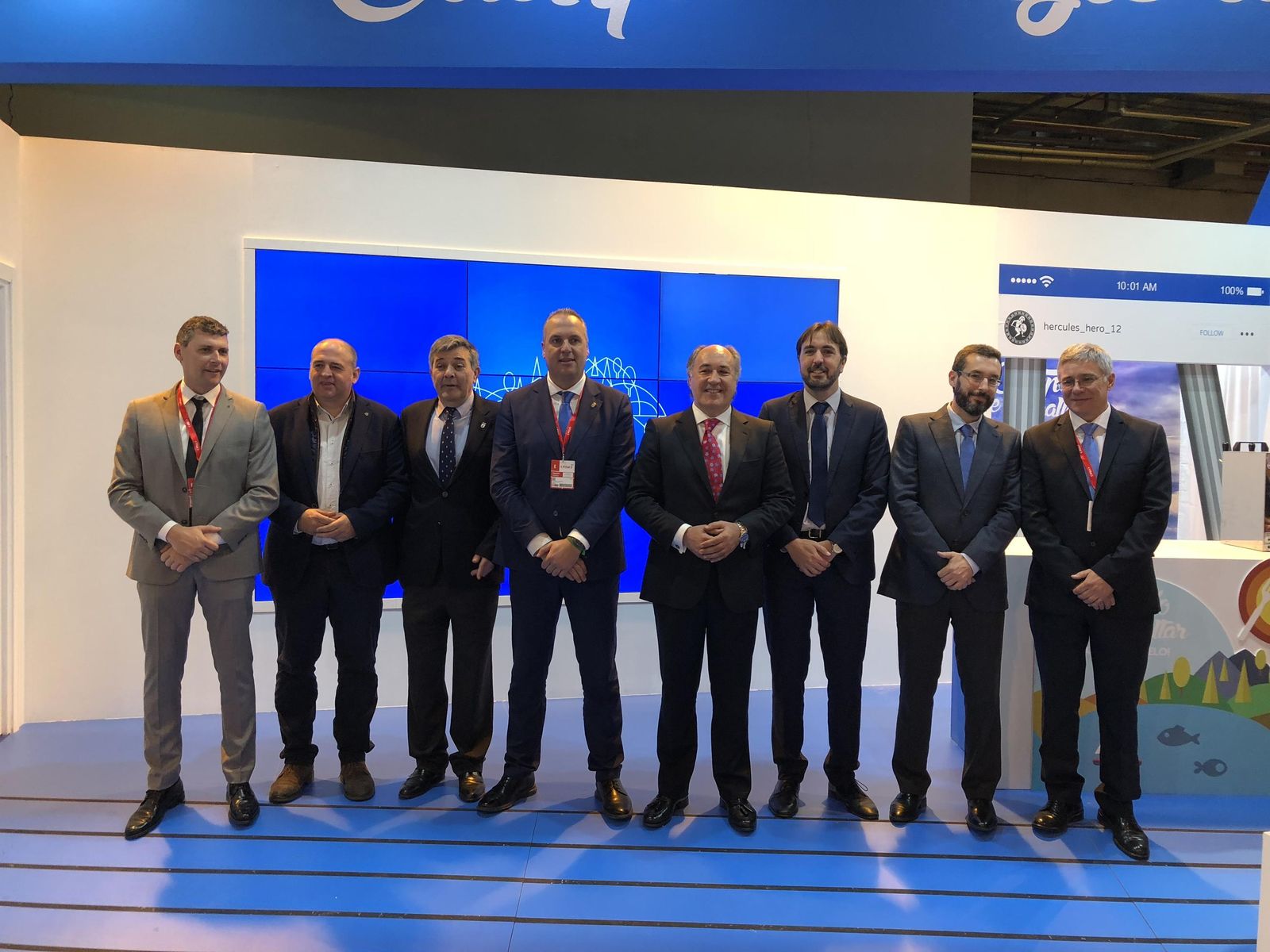 Alcaldes y presidente de la Mancomunidad en la inauguración del estand: Fran Gómez (Jimena), Jorge Romero (Los Barrios), Luis Ángel Fernández (Mancomunidad), Juan Carlos Ruiz Boix (San Roque), José Ignacio Landaluce (Algeciras), Francisco Ruiz (Tarifa), Juan Franco (La Línea) y Juan Casanova (Castellar).